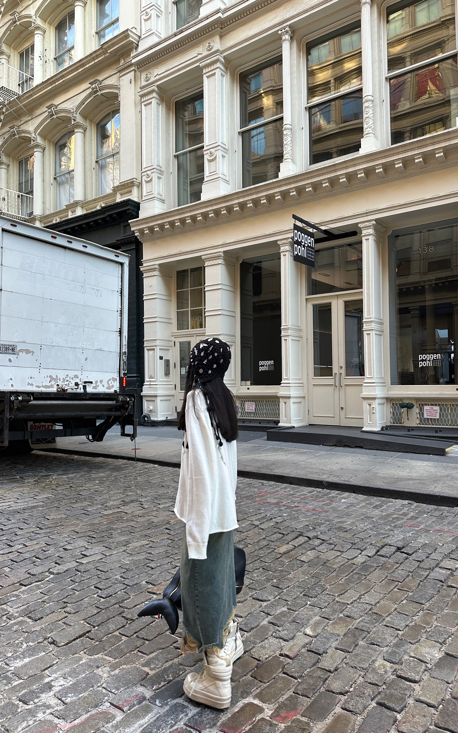 WARDEN EDGE ダメージ加工の大胆なWREロゴ入りオーバーサイズニットセーター