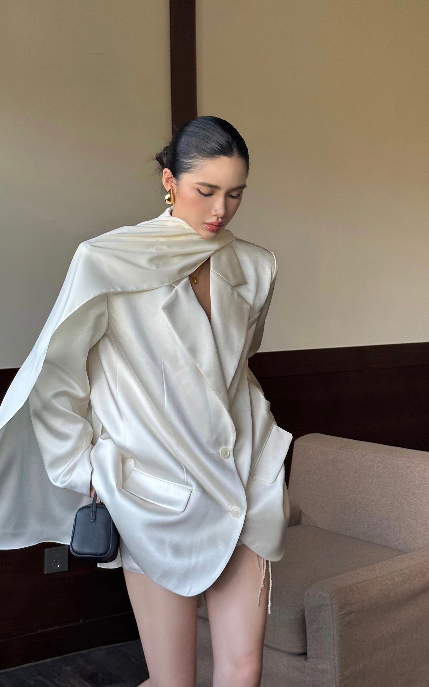 ROVENTE スカーフ付きサテンブレザースーツ 2ボタンモダンジャケットセット