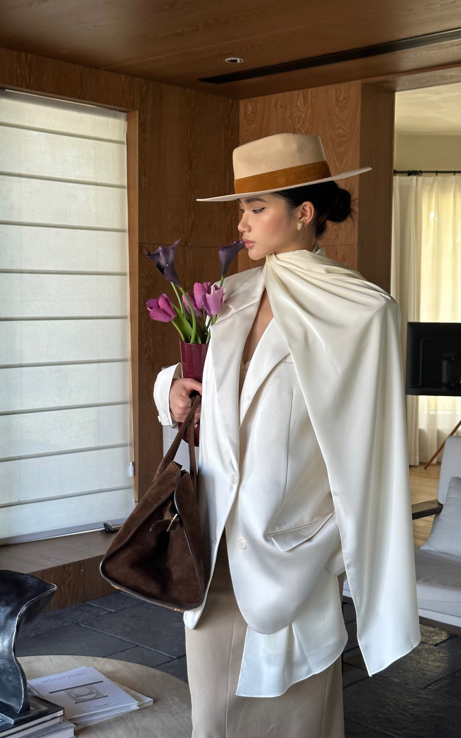 ROVENTE スカーフ付きサテンブレザースーツ 2ボタンモダンジャケットセット