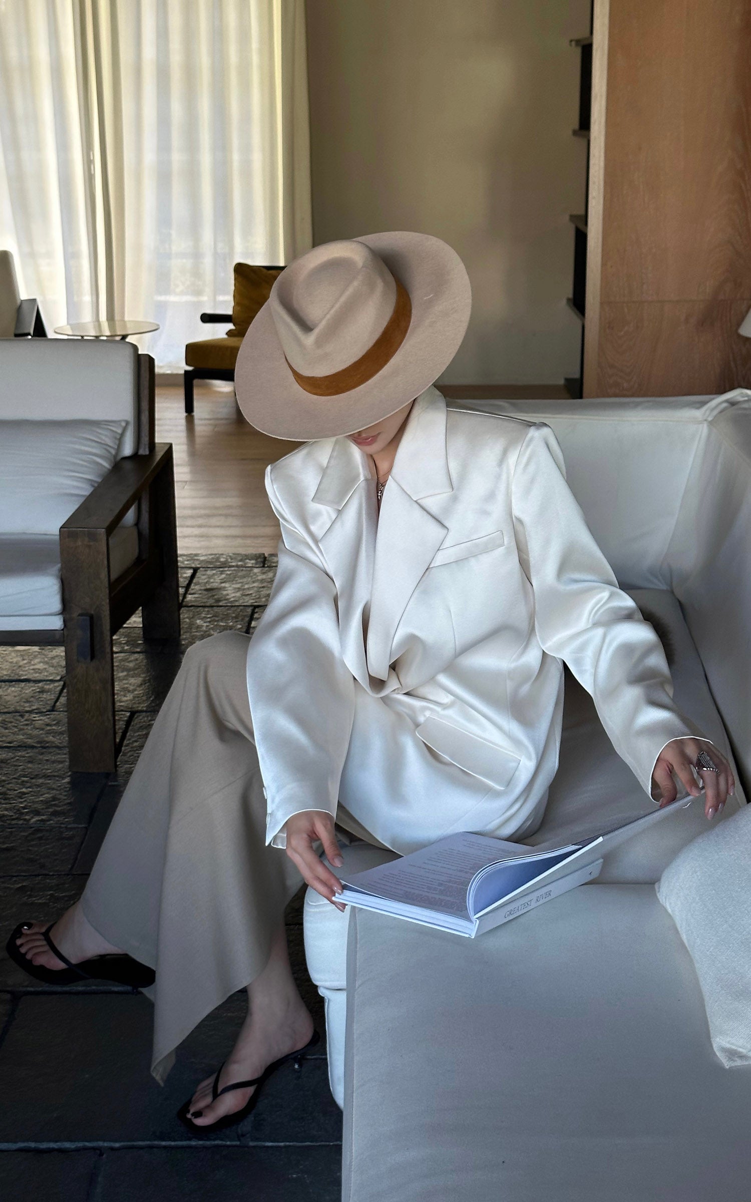 ROVENTE スカーフ付きサテンブレザースーツ 2ボタンモダンジャケットセット