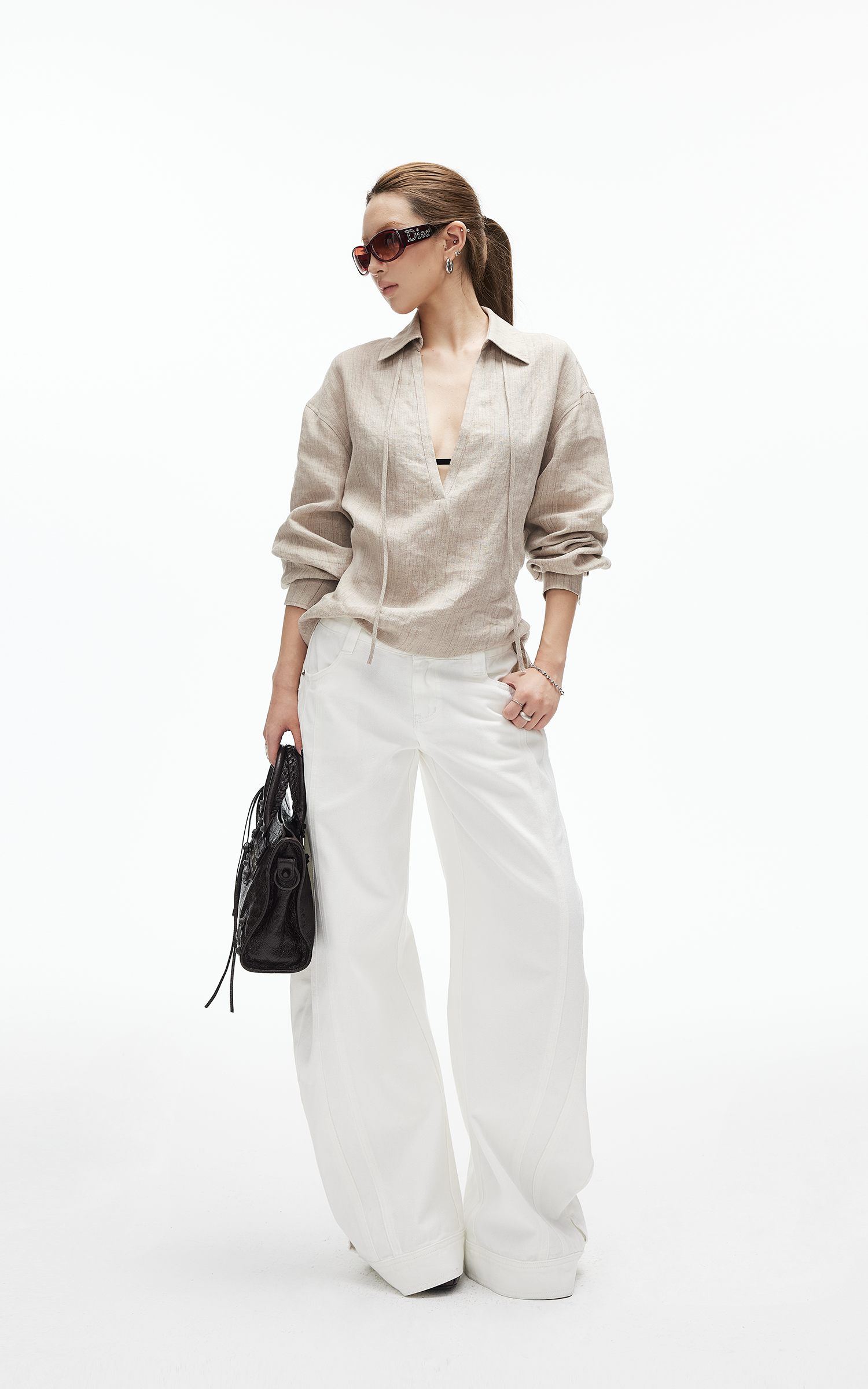 IAMXIAA リラックスフィット＆ベルト付きバックのディープVネックリネンシャツ