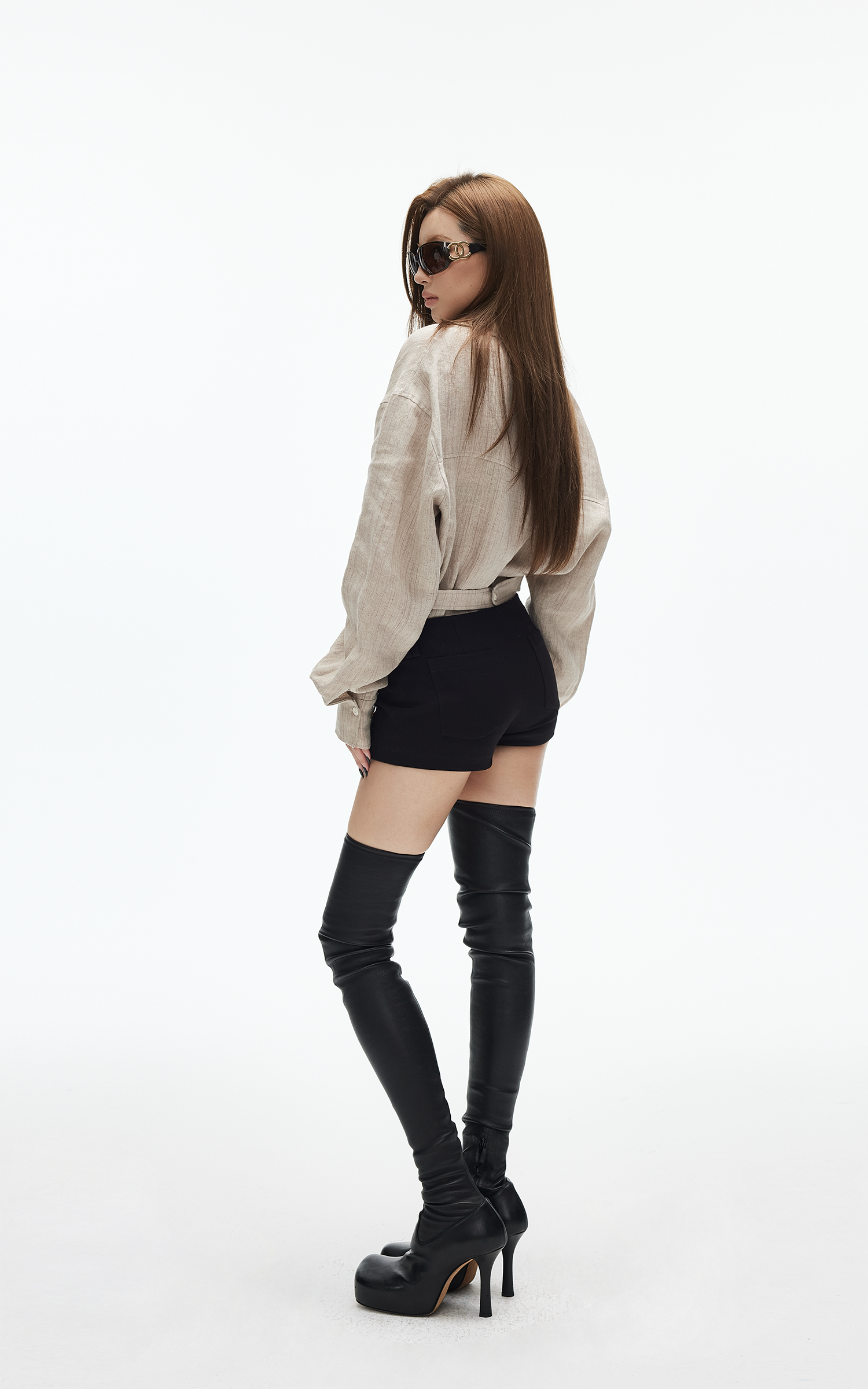 IAMXIAA リラックスフィット＆ベルト付きバックのディープVネックリネンシャツ