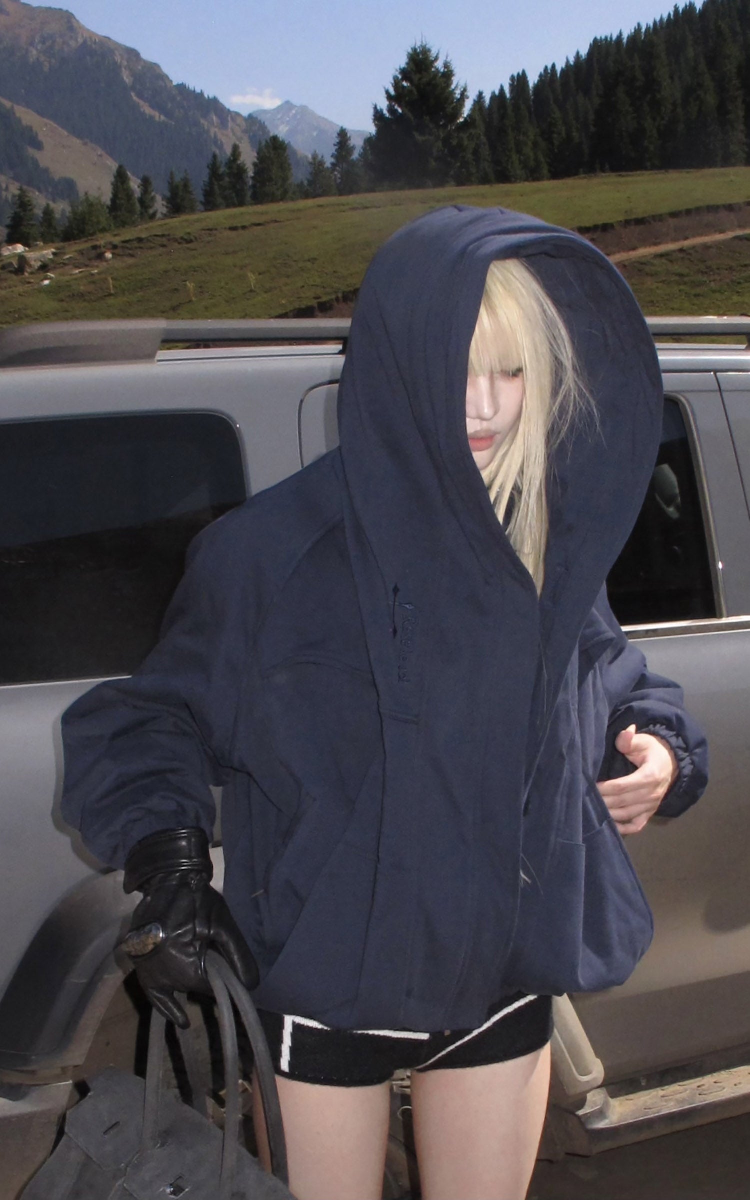 Rase le sol 構築的なドレープが特徴のスカルプチュラルオーバーサイズフーディ