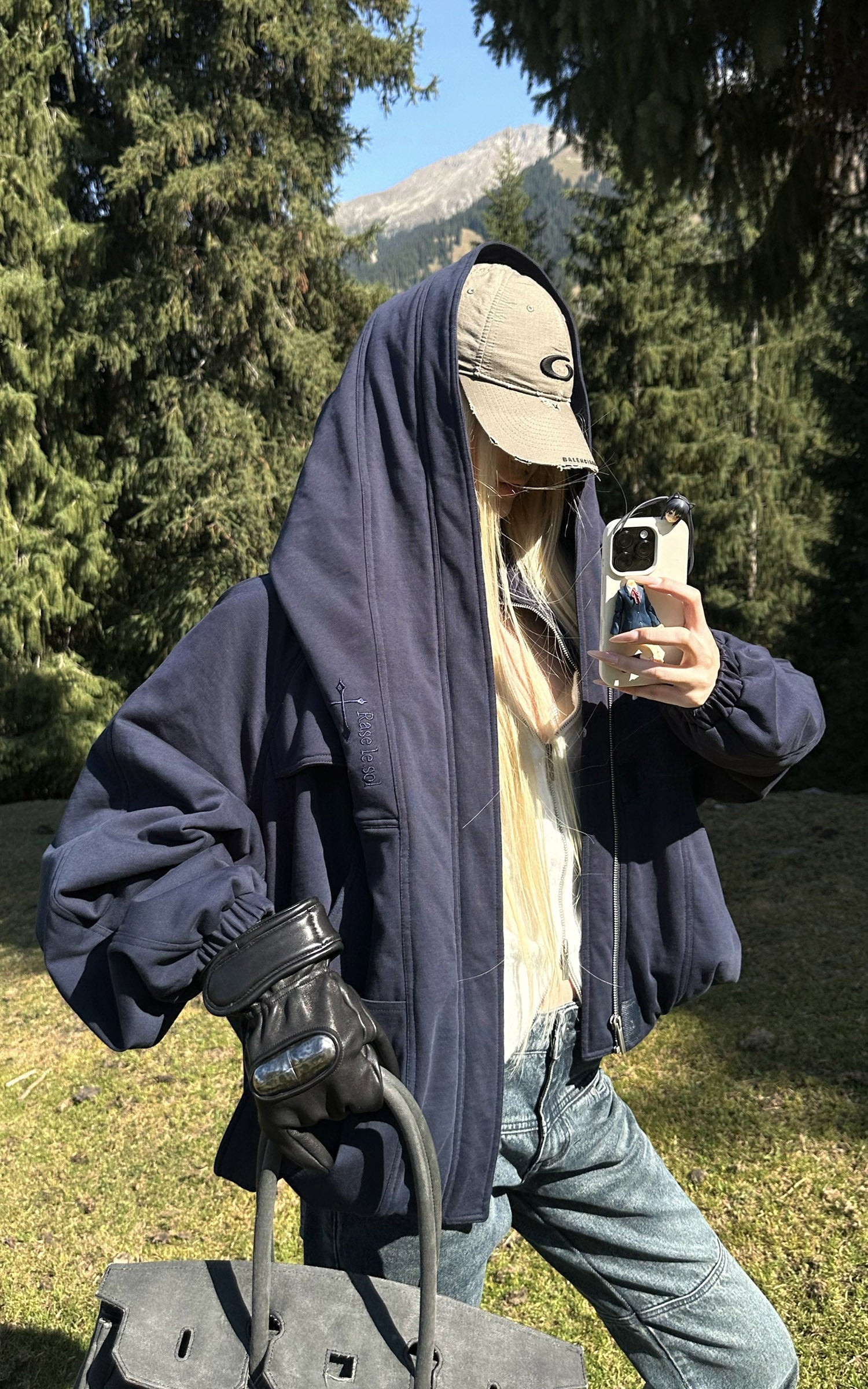 Rase le sol 構築的なドレープが特徴のスカルプチュラルオーバーサイズフーディ