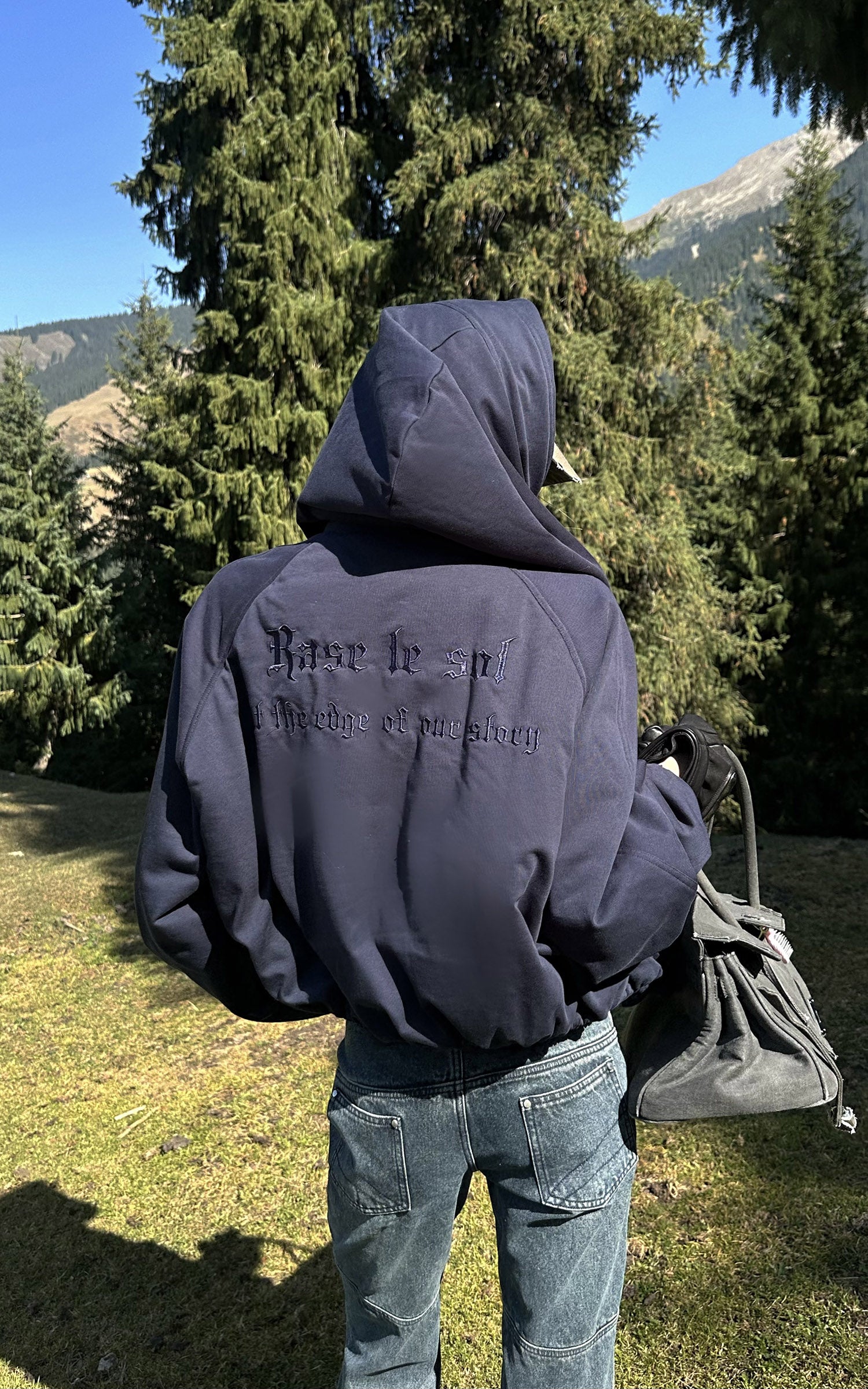 Rase le sol 構築的なドレープが特徴のスカルプチュラルオーバーサイズフーディ