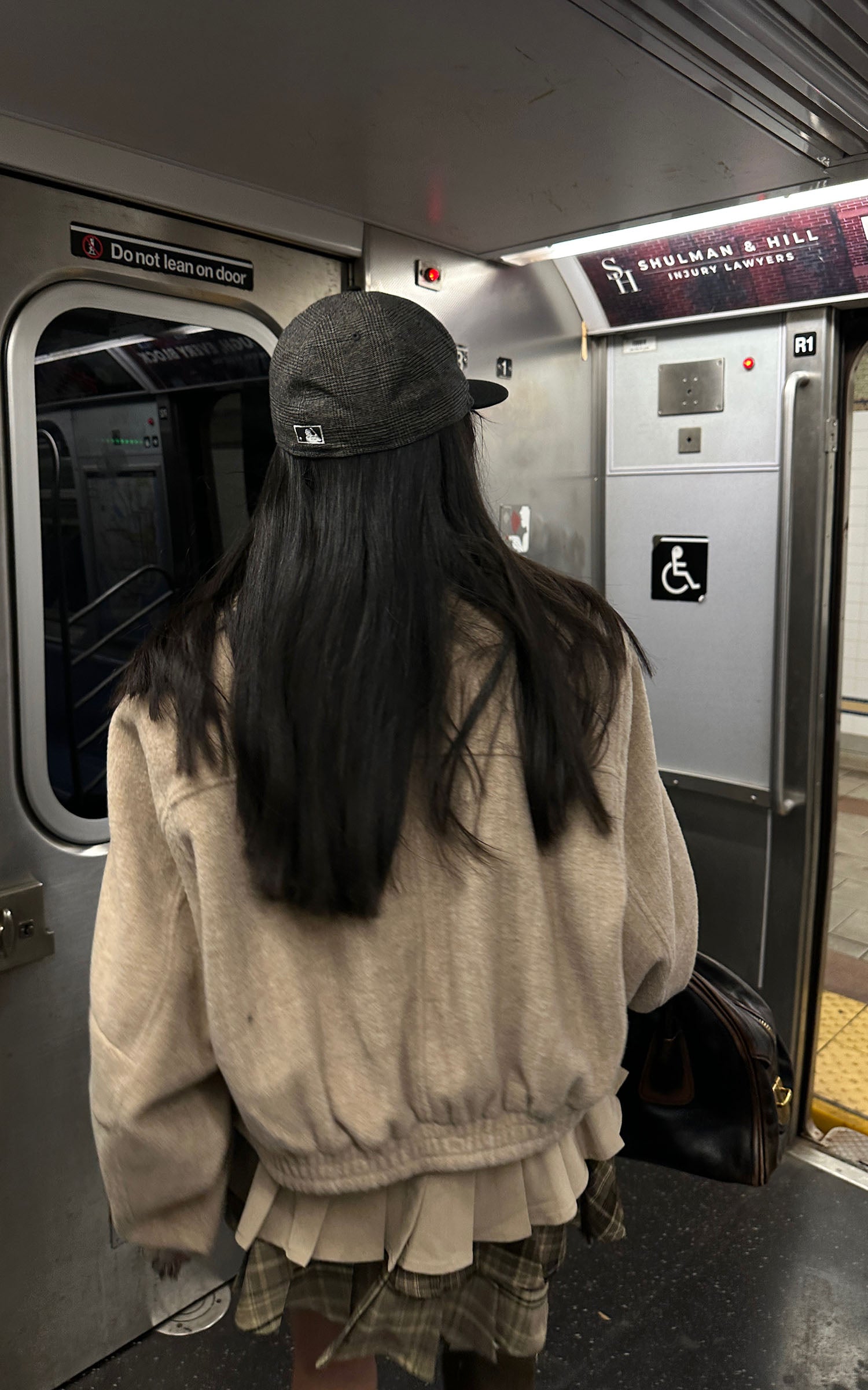 WARDEN EDGE ダブルブレストデザインと構築的なラペルが特徴のウール風クロップドコート