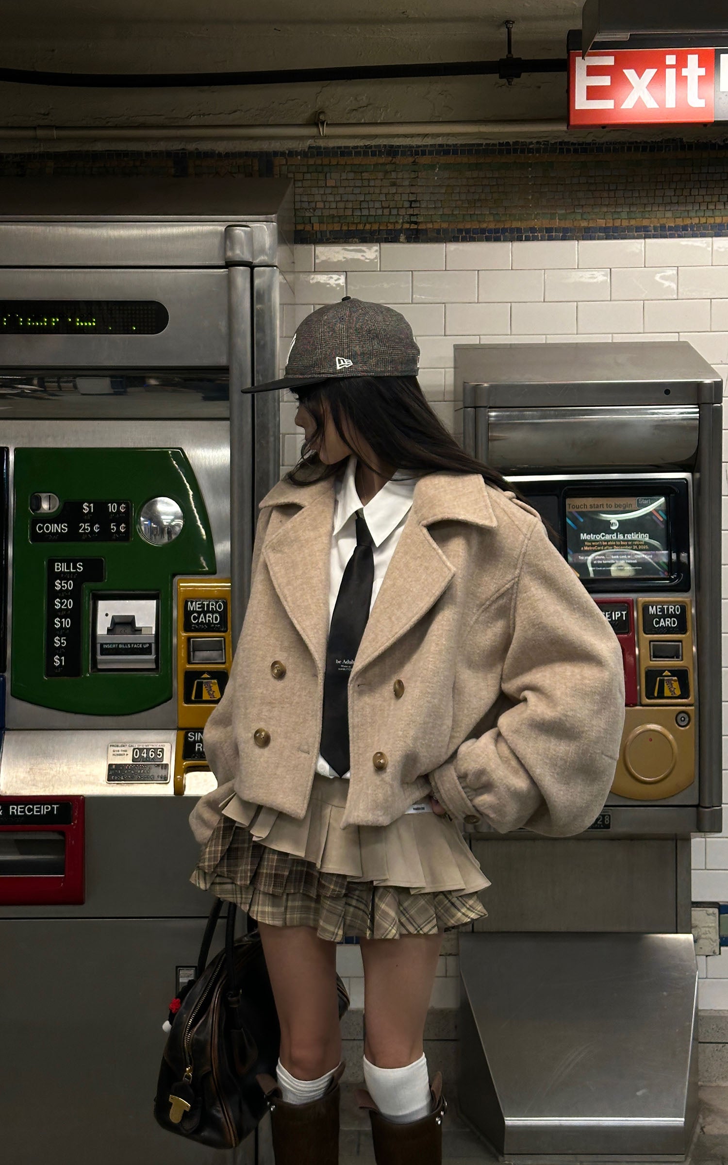 WARDEN EDGE ダブルブレストデザインと構築的なラペルが特徴のウール風クロップドコート