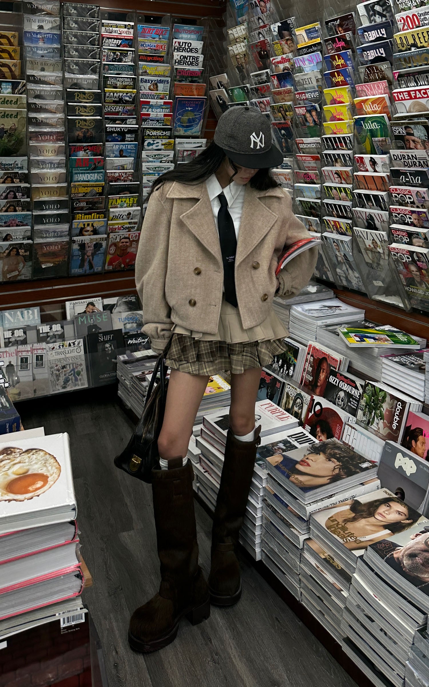 WARDEN EDGE ダブルブレストデザインと構築的なラペルが特徴のウール風クロップドコート