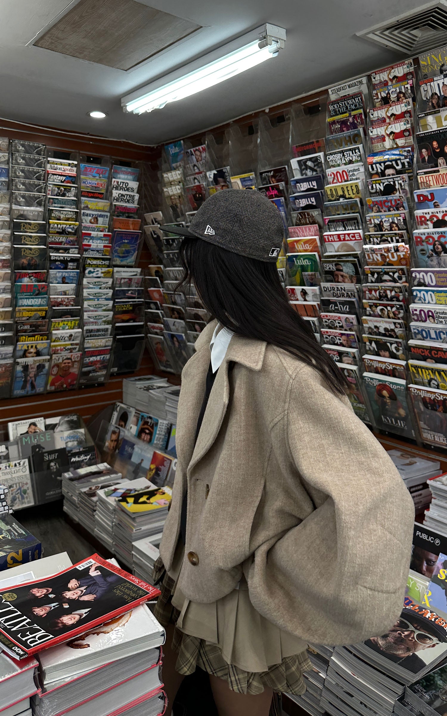 WARDEN EDGE ダブルブレストデザインと構築的なラペルが特徴のウール風クロップドコート