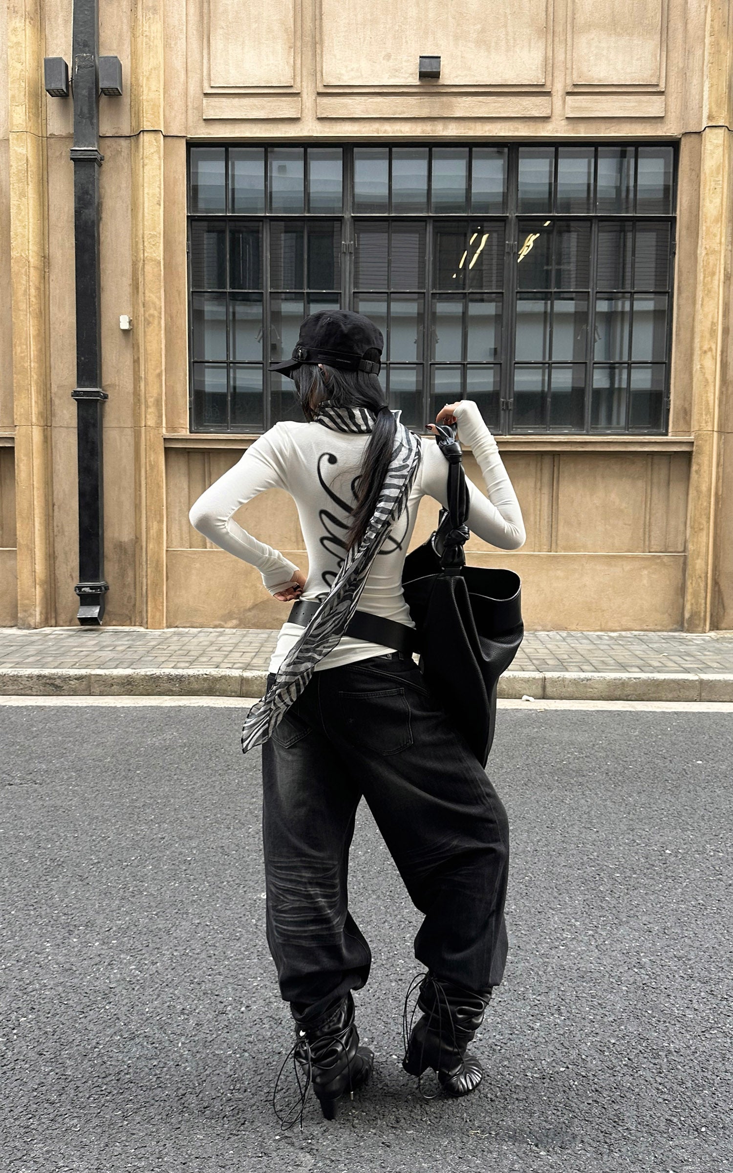 ROVENTE ウォッシュドブラックワイドレッグデニムパンツ