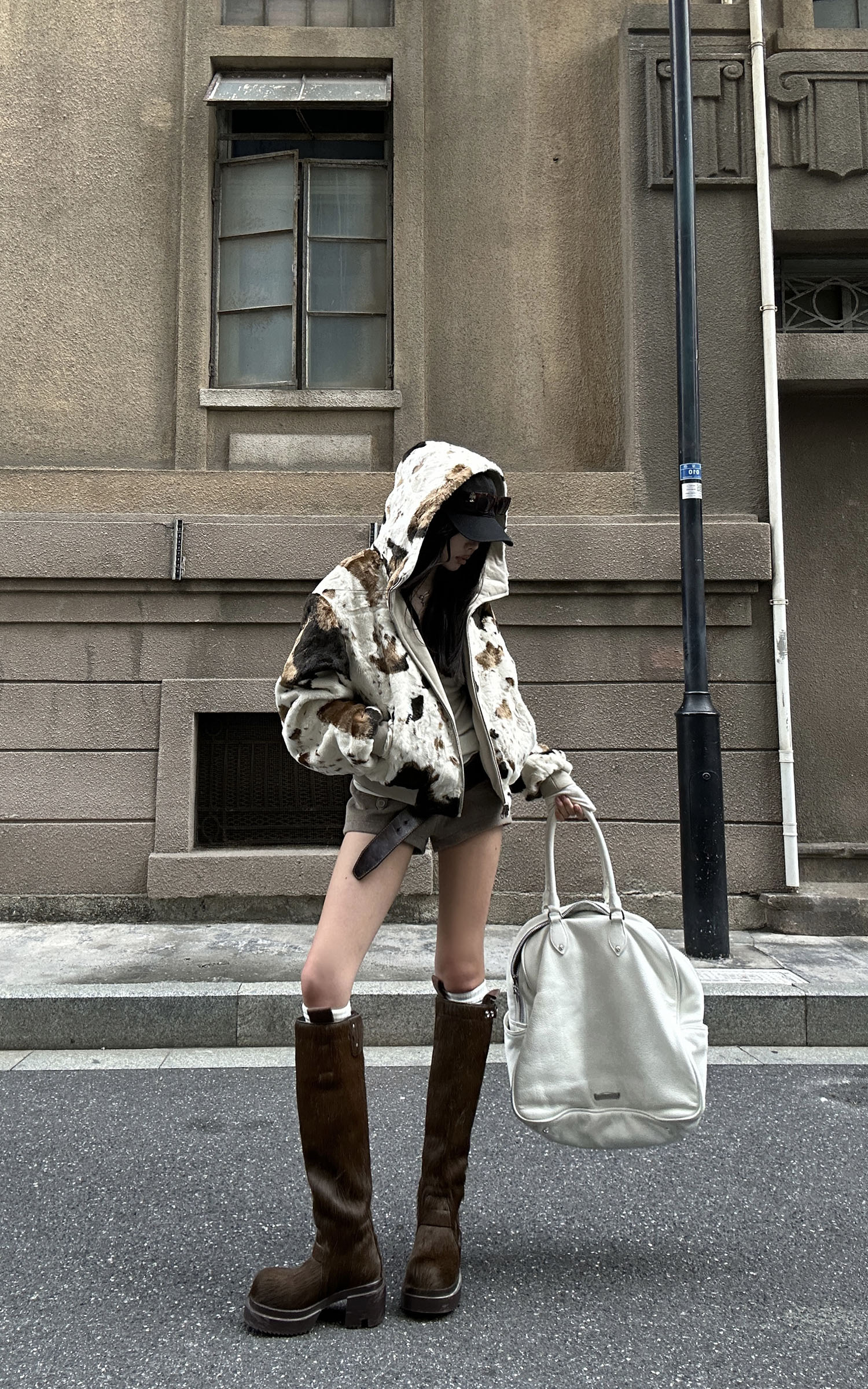 WARDEN EDGE リバーシブルジャケット、スムースニットと牛柄ファー生地使用