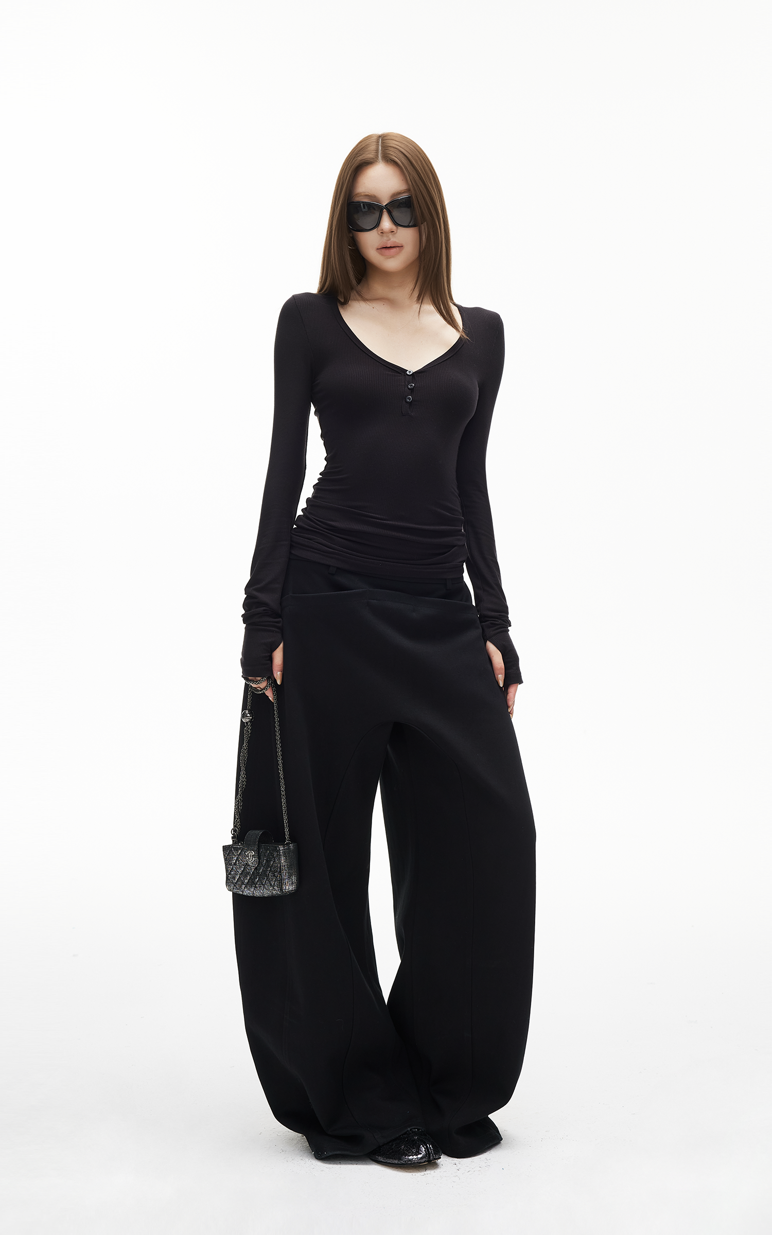 IAMXIAA スリムフィットリブヘンリートップ、スクープネックとボタンディテール付き