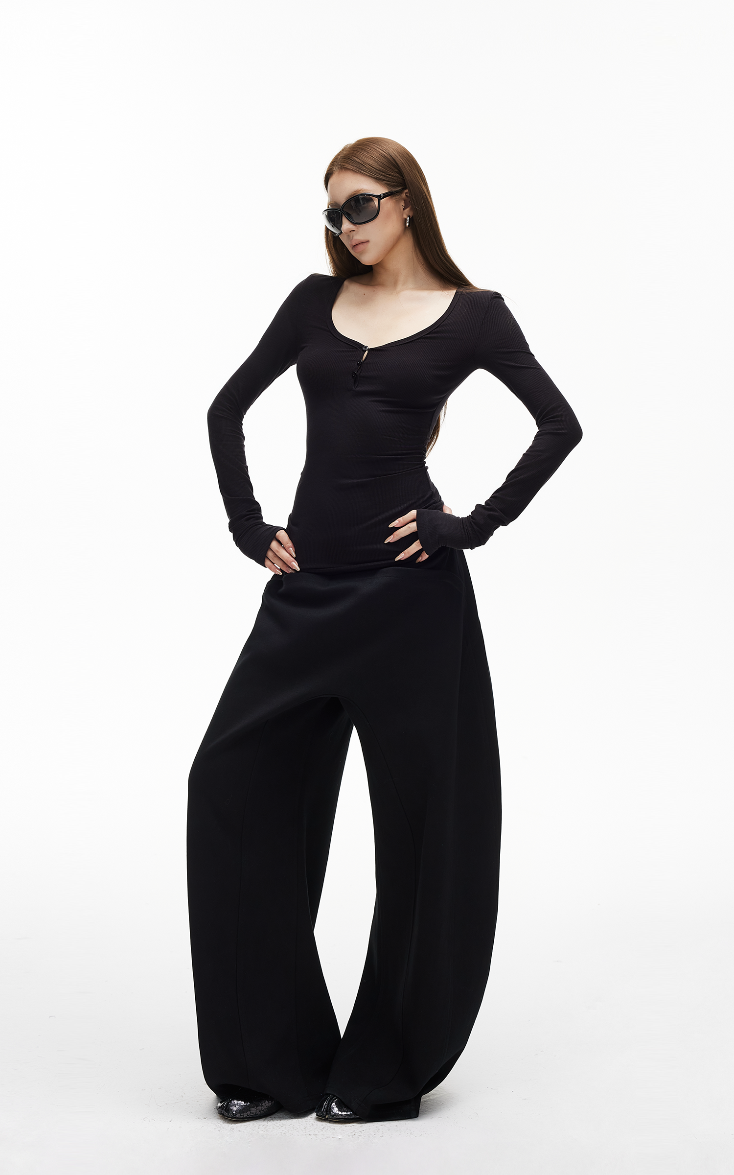 IAMXIAA スリムフィットリブヘンリートップ、スクープネックとボタンディテール付き