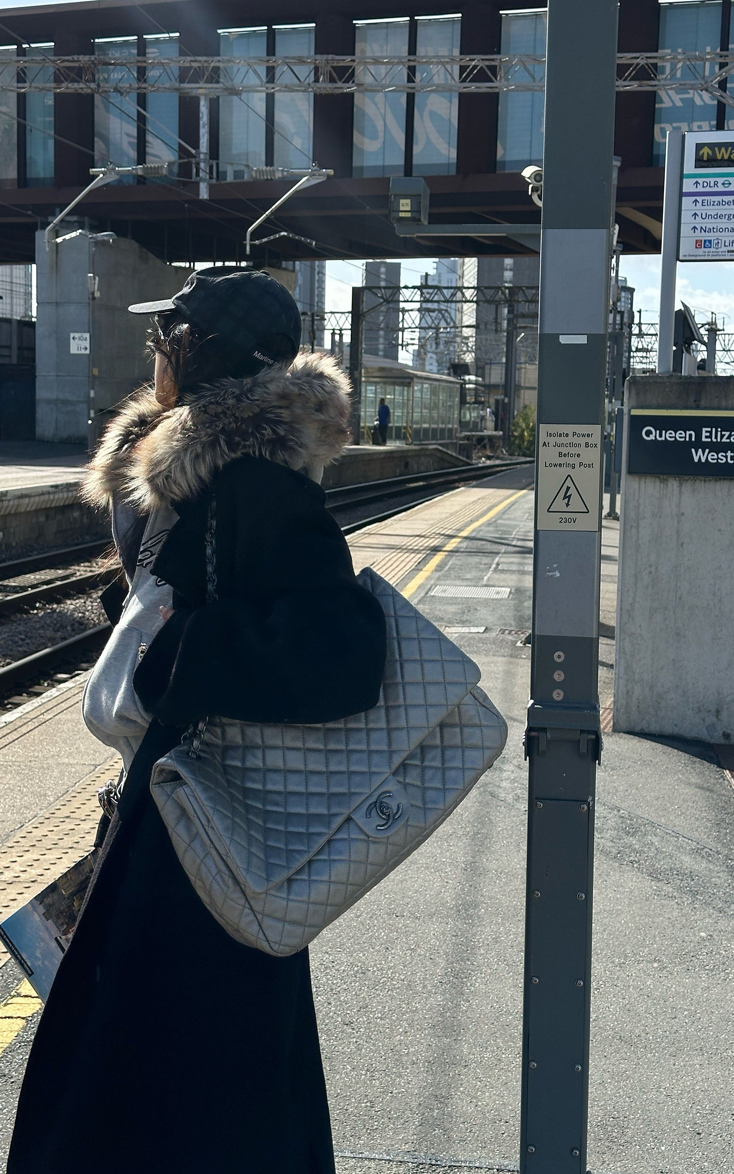 WARDEN EDGE フェイクファー フード付き クロップド フーディ