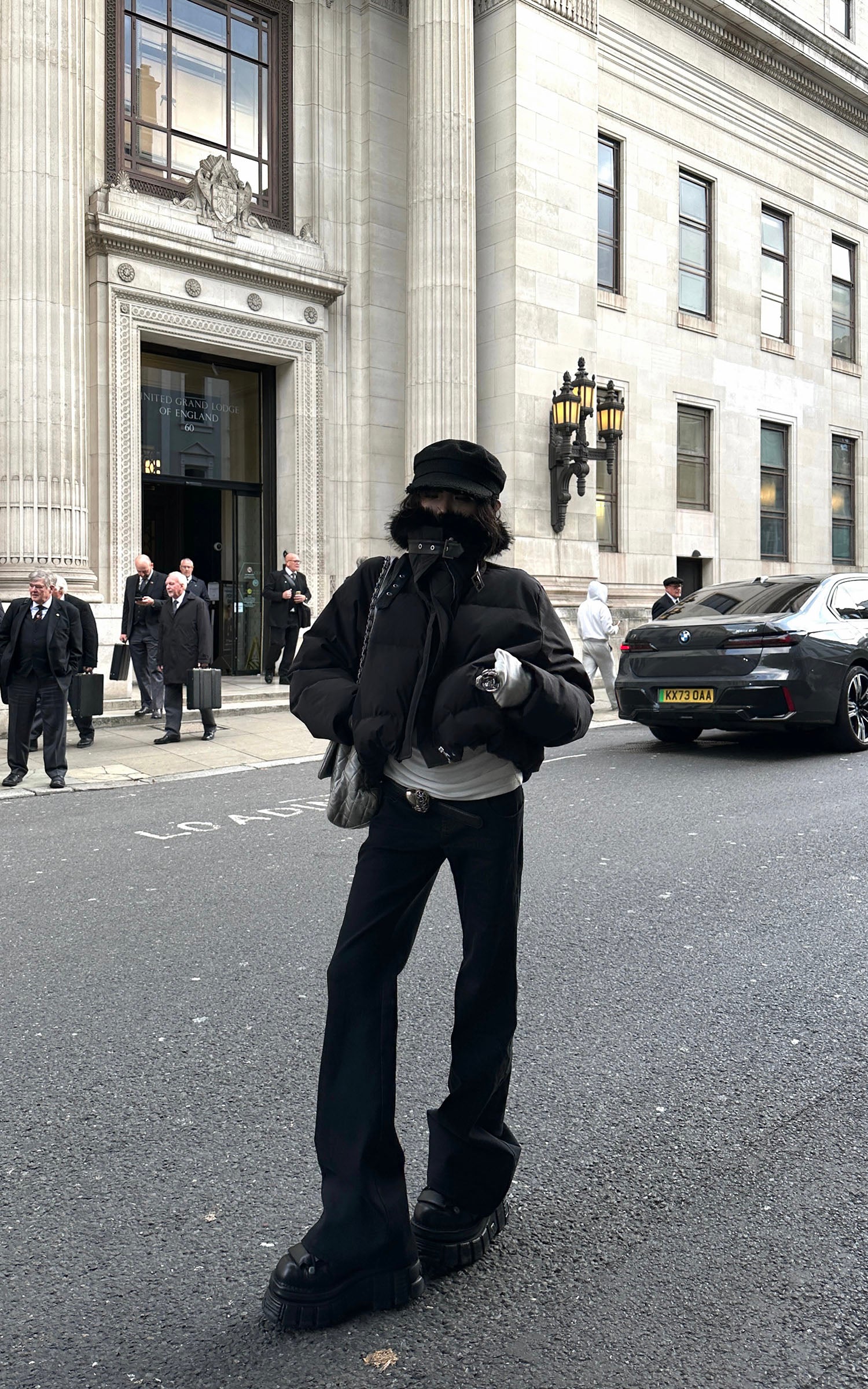 WARDEN EDGE ブラックのフェイクファー襟付きダウンジャケット クロップドパファー