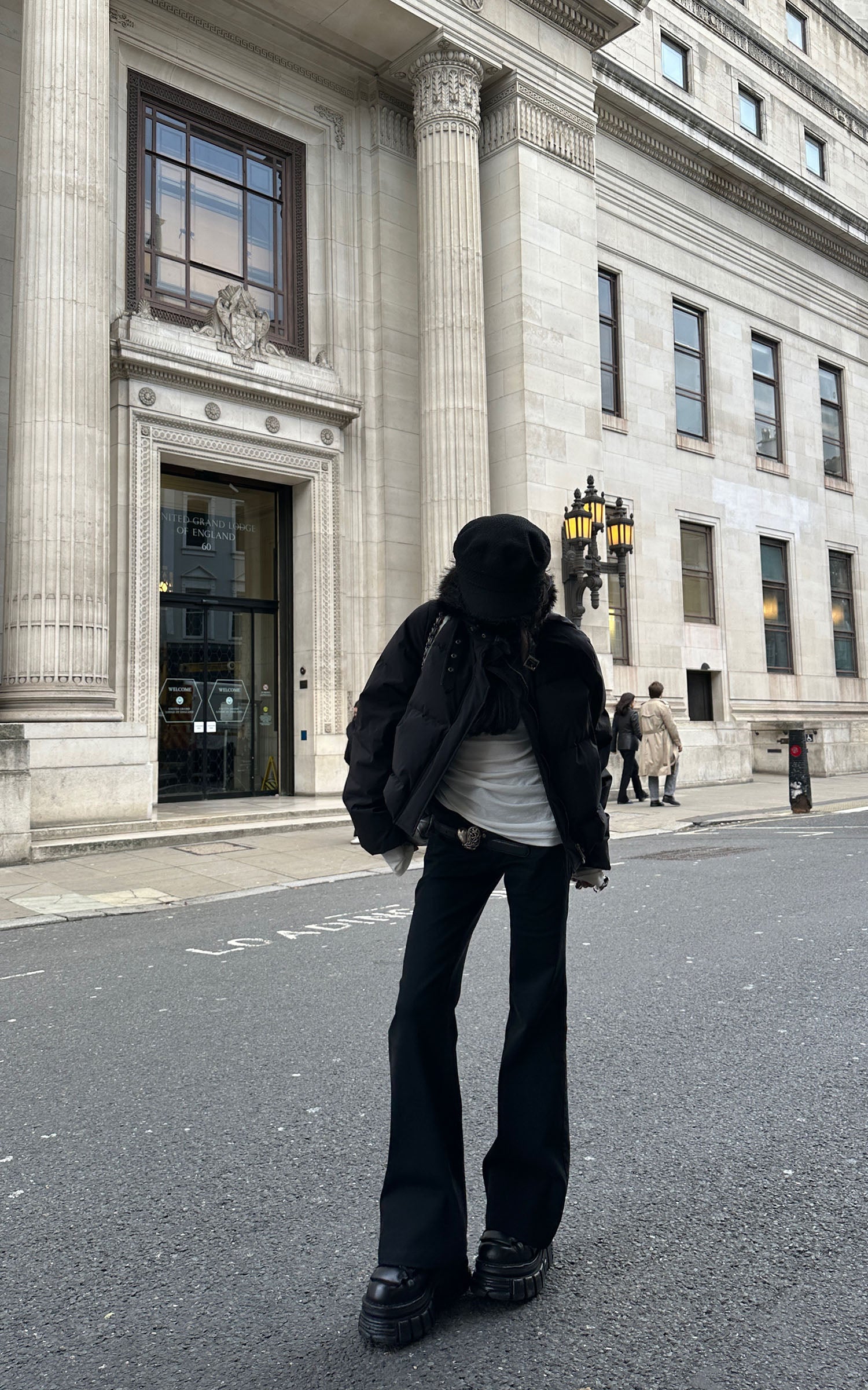 WARDEN EDGE ブラックのフェイクファー襟付きダウンジャケット クロップドパファー