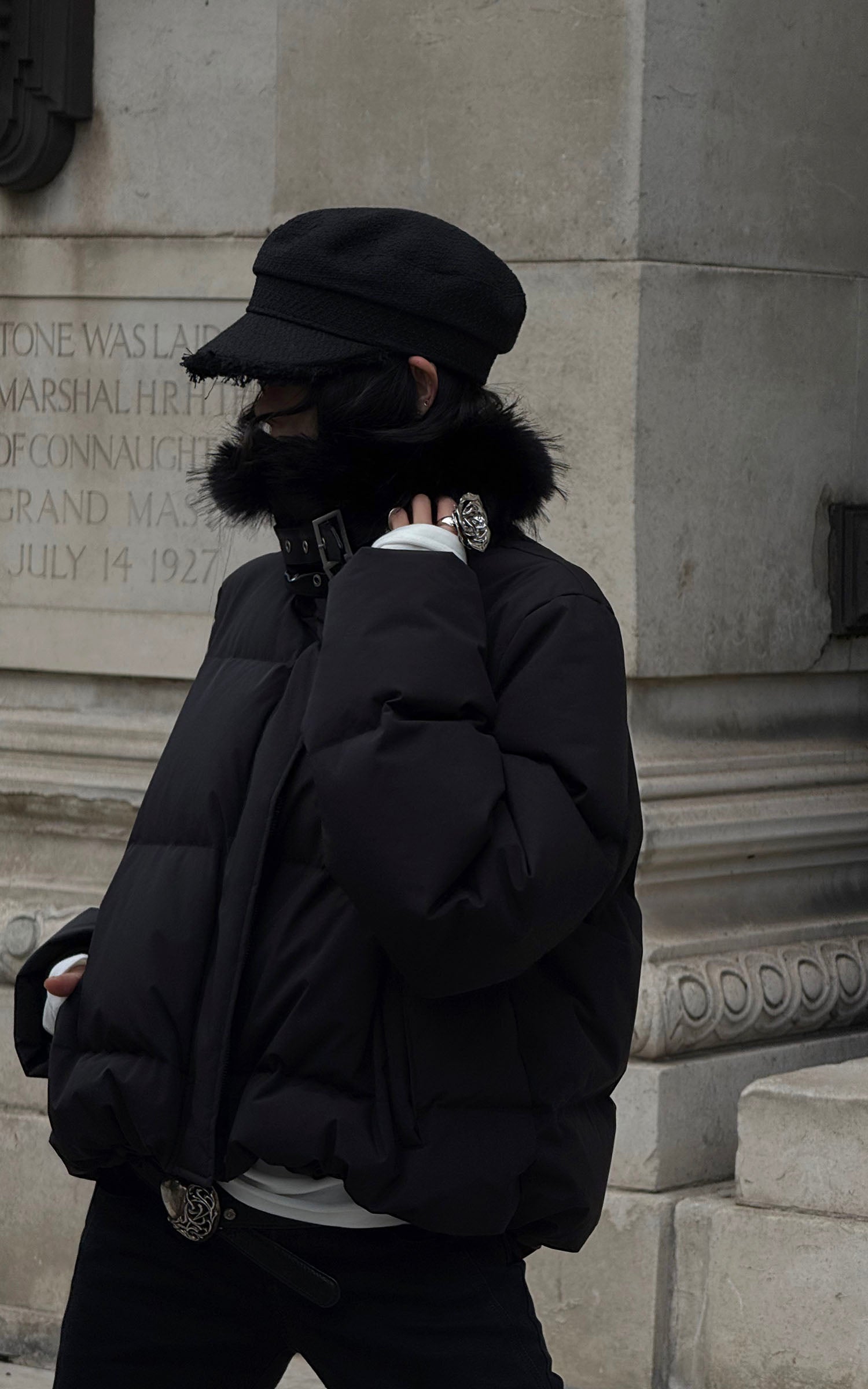 WARDEN EDGE ブラックのフェイクファー襟付きダウンジャケット クロップドパファー