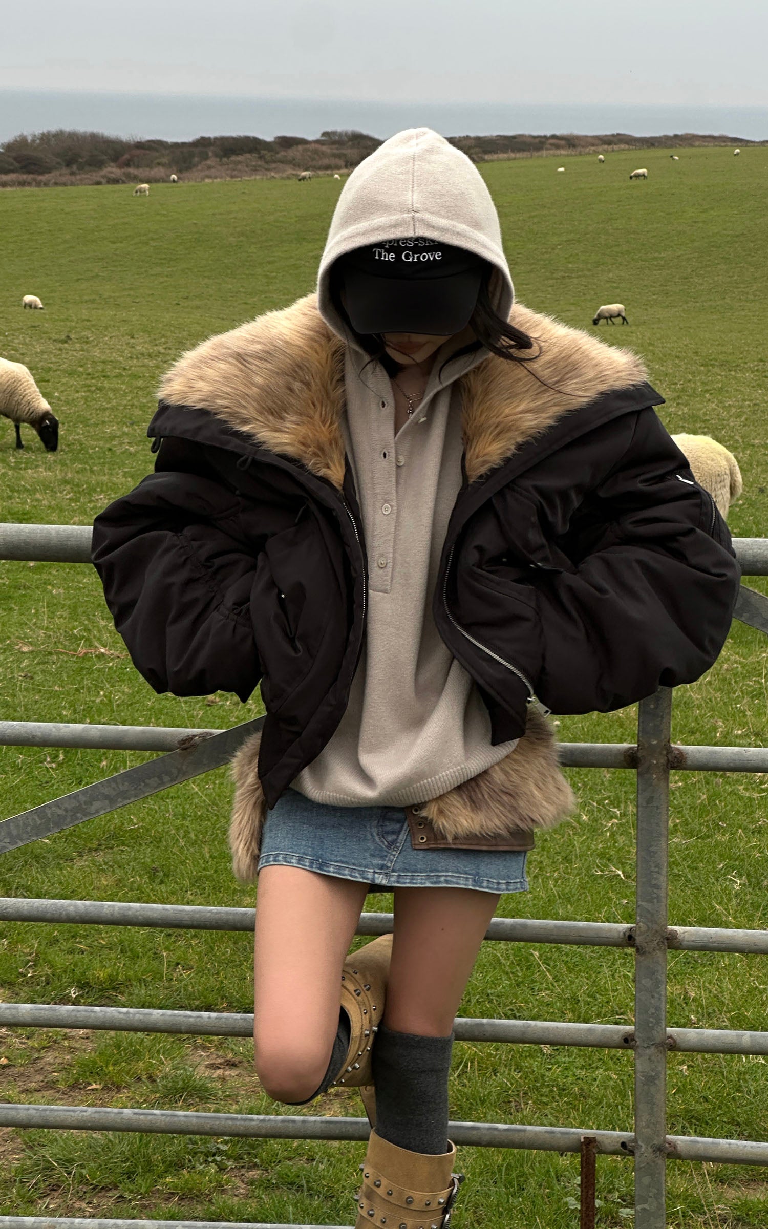 WARDEN EDGE フェイクファーのベルトディテール付きデニムミニスカート