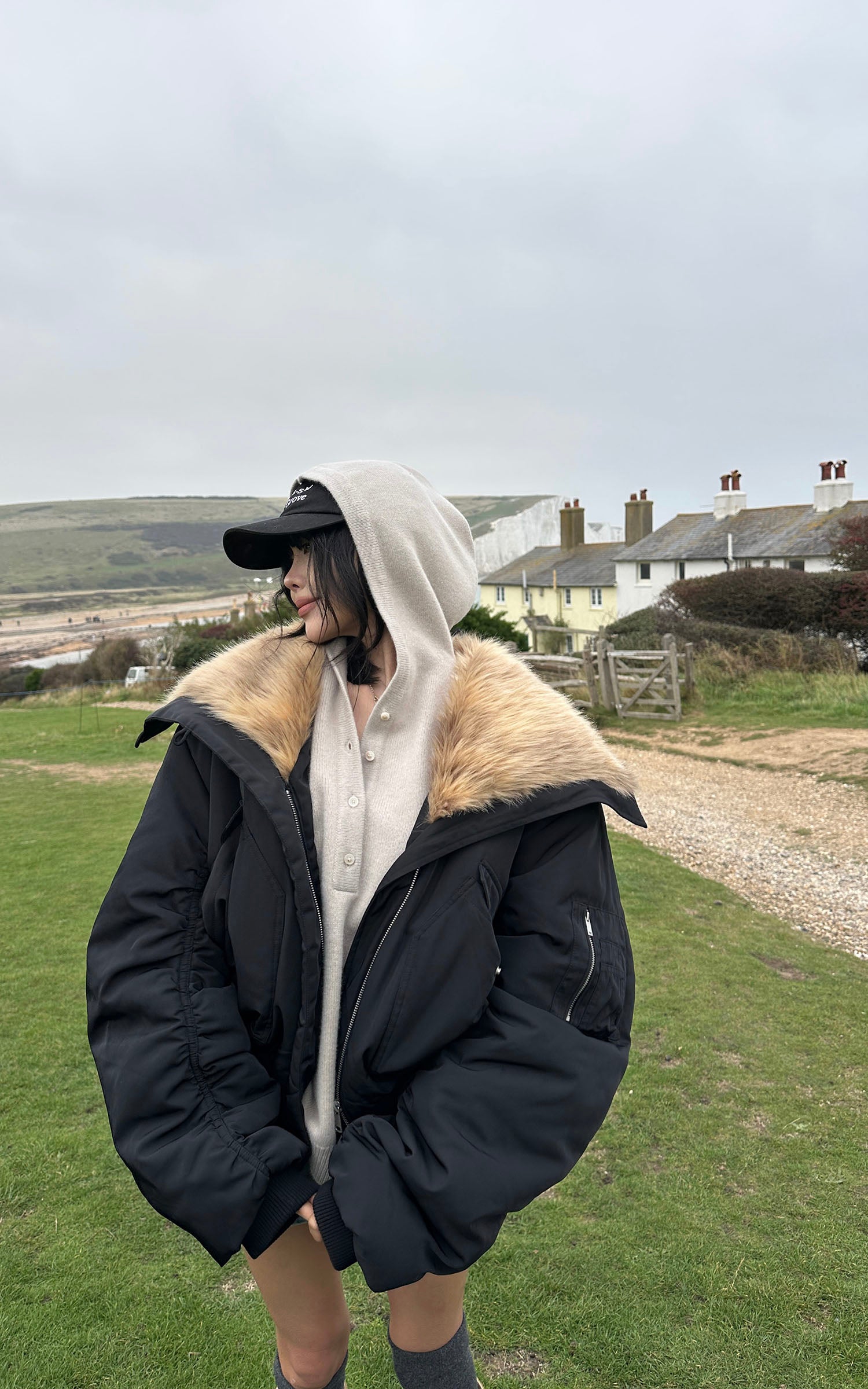 WARDEN EDGE フェイクファー襟のクロップドダウンジャケット