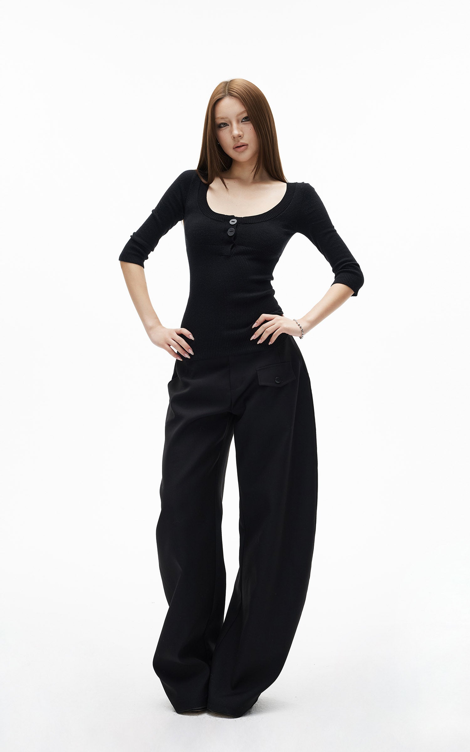 IAMXIAA ボタンディテール付きスcoopネックニットトップ