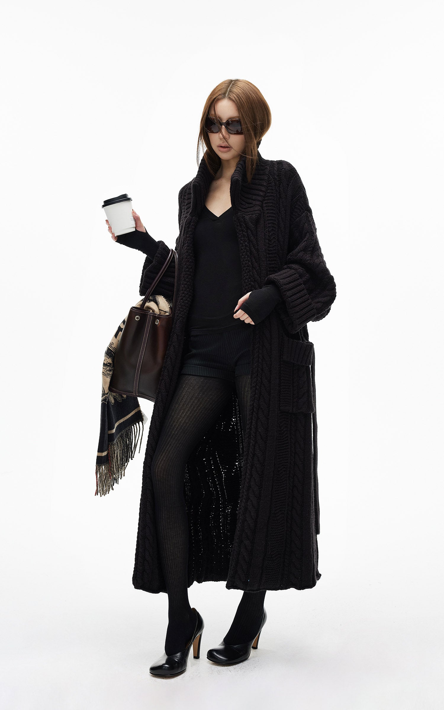 IAMXIAA ベルト付きのチャンキー ニット マキシ カーディガンとオーバーサイズ フィット