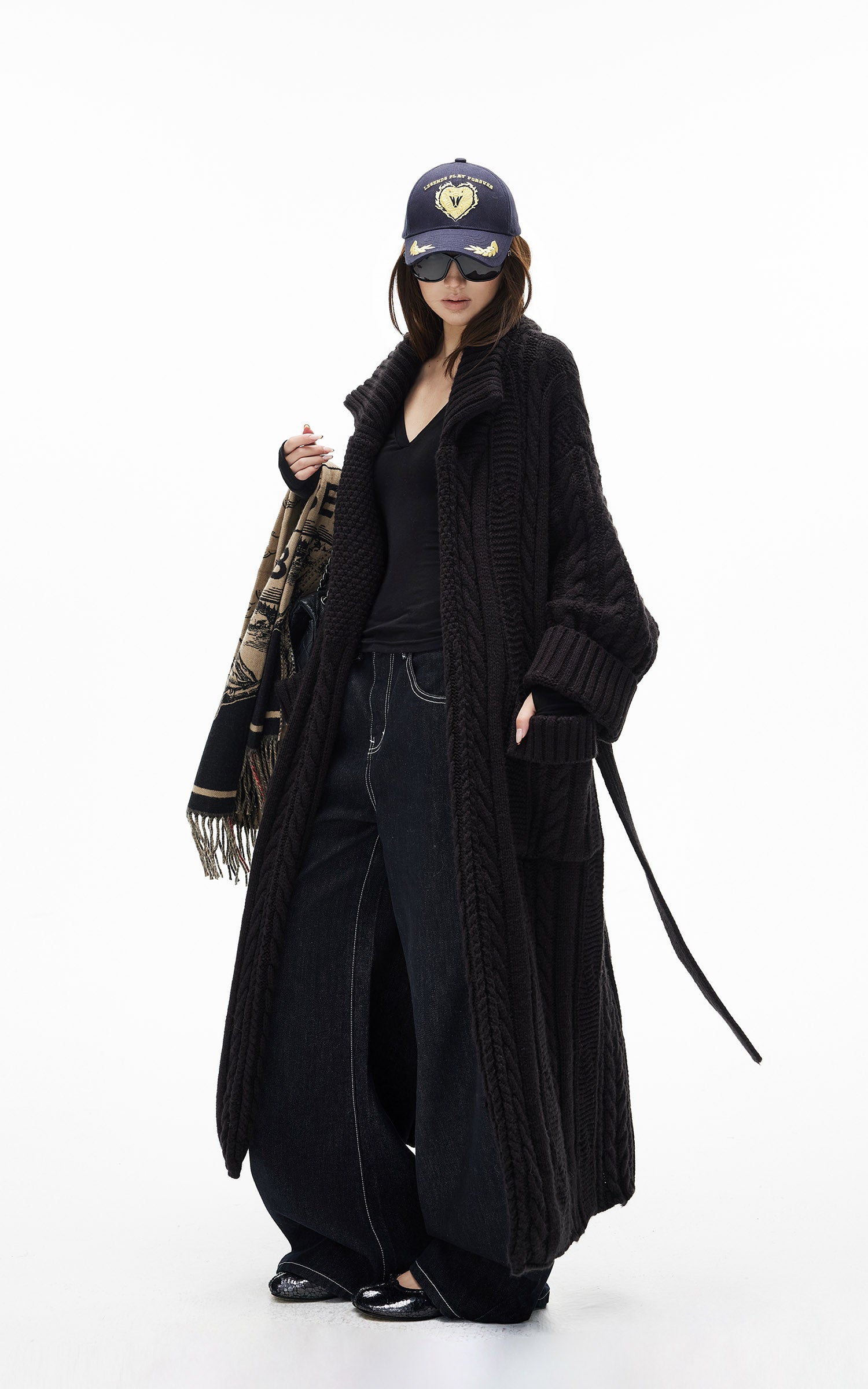 IAMXIAA ベルト付きのチャンキー ニット マキシ カーディガンとオーバーサイズ フィット