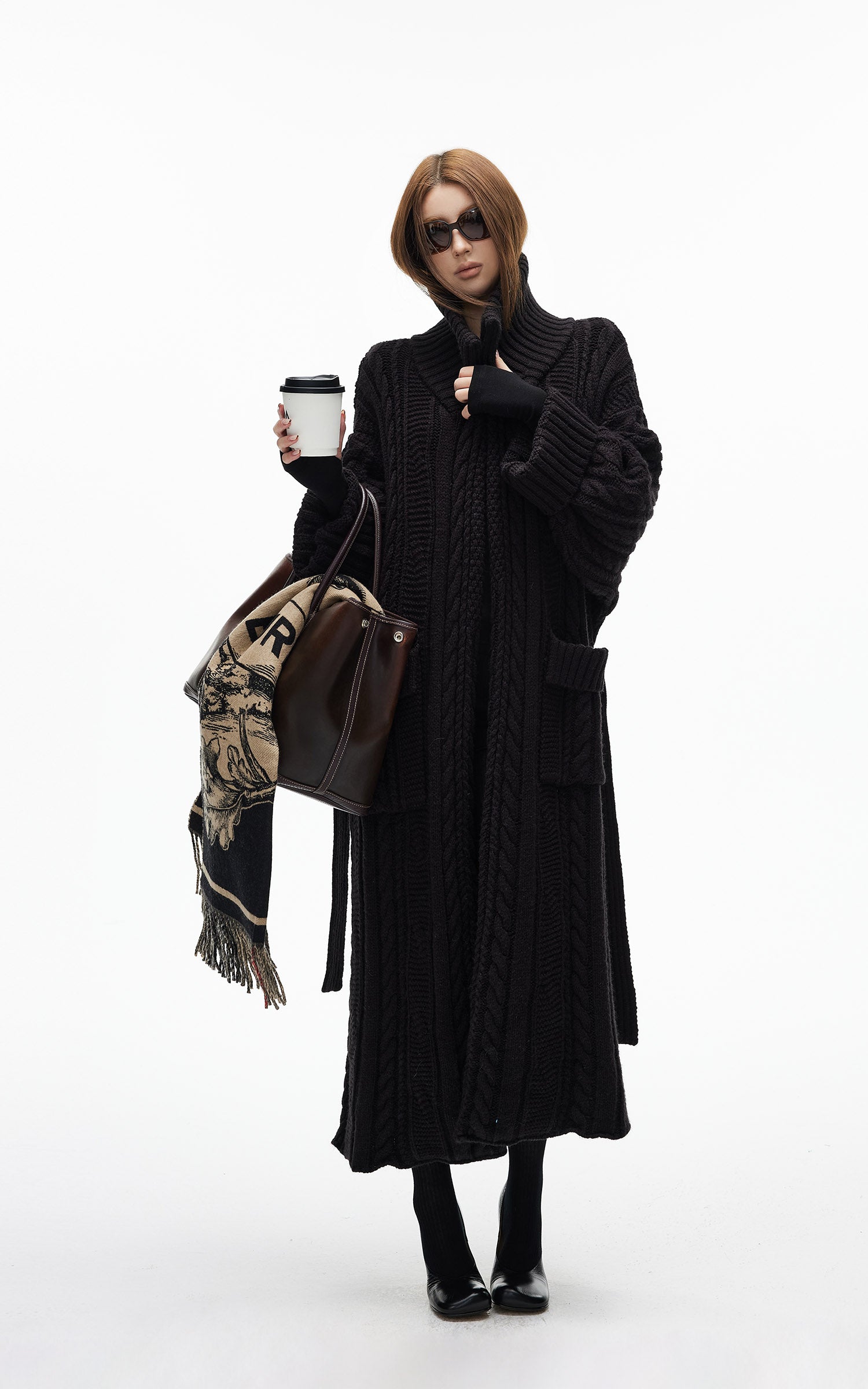 IAMXIAA ベルト付きのチャンキー ニット マキシ カーディガンとオーバーサイズ フィット