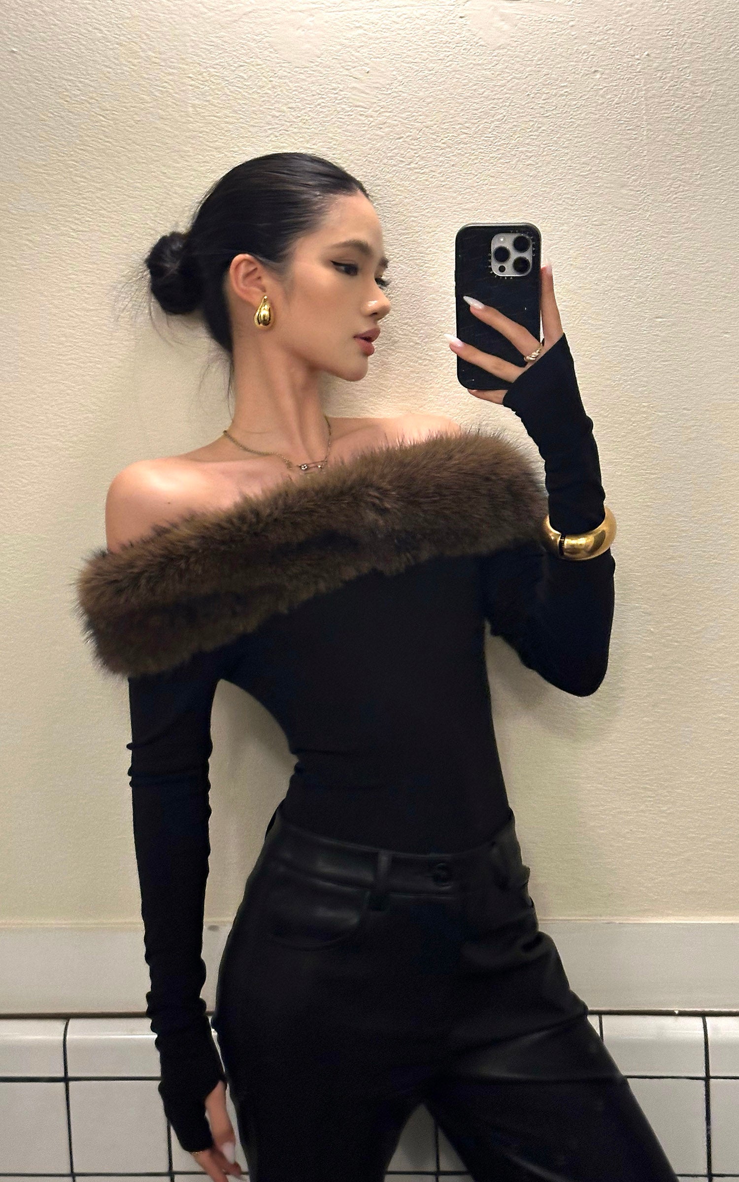 ROVENTE フェイクファーオフショルダー長袖トップ