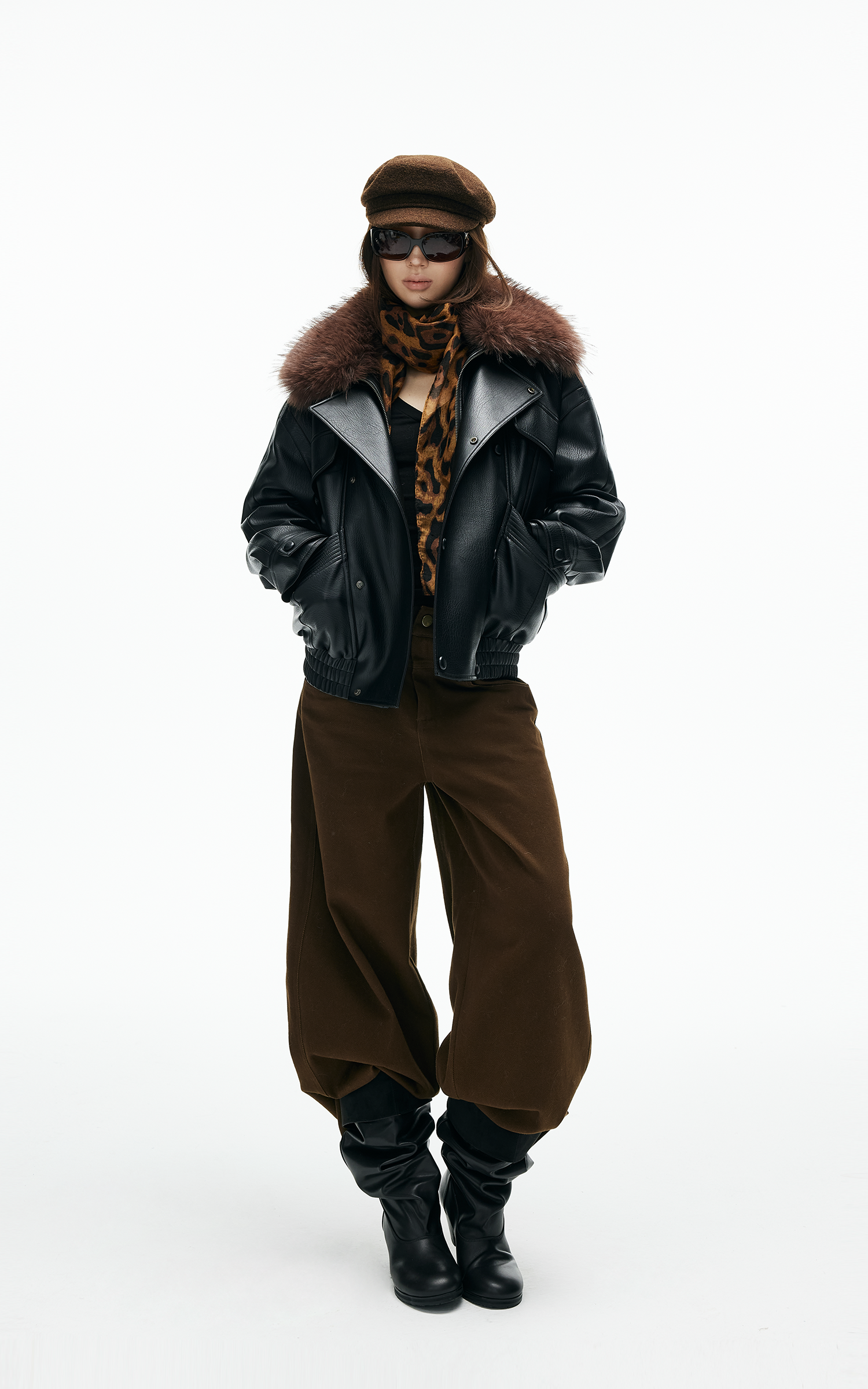 IAMXIAA フェイクレザーのジャケット、ふわふわのコントラストファー襟付き