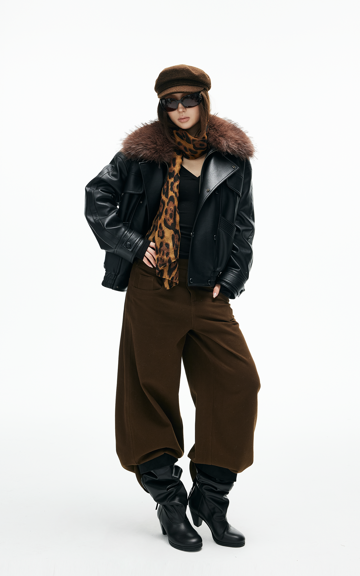 IAMXIAA フェイクレザーのジャケット、ふわふわのコントラストファー襟付き