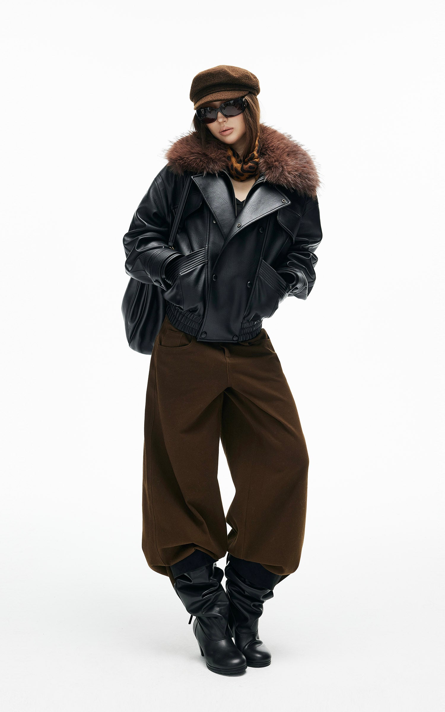 IAMXIAA フェイクレザーのジャケット、ふわふわのコントラストファー襟付き