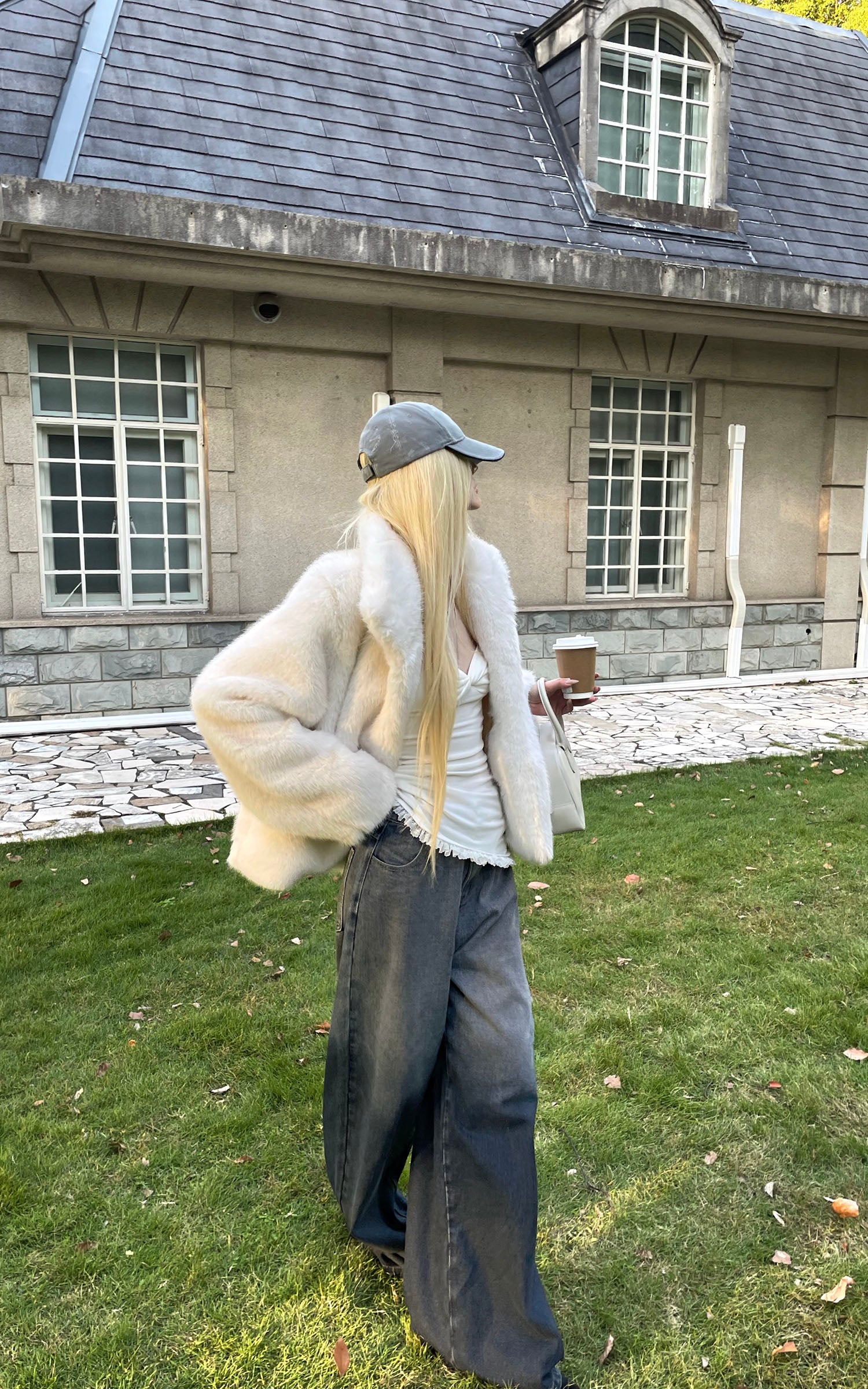 Rase le sol ドロップショルダーと隠しボタン留めのオーバーサイズフェイクファーコート