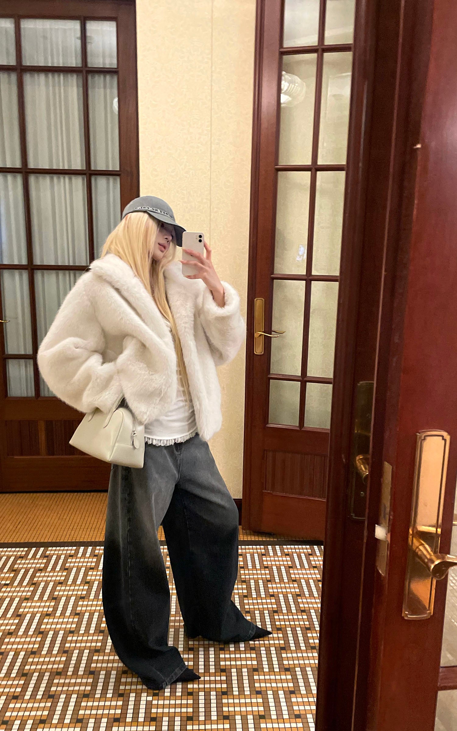 Rase le sol ドロップショルダーと隠しボタン留めのオーバーサイズフェイクファーコート