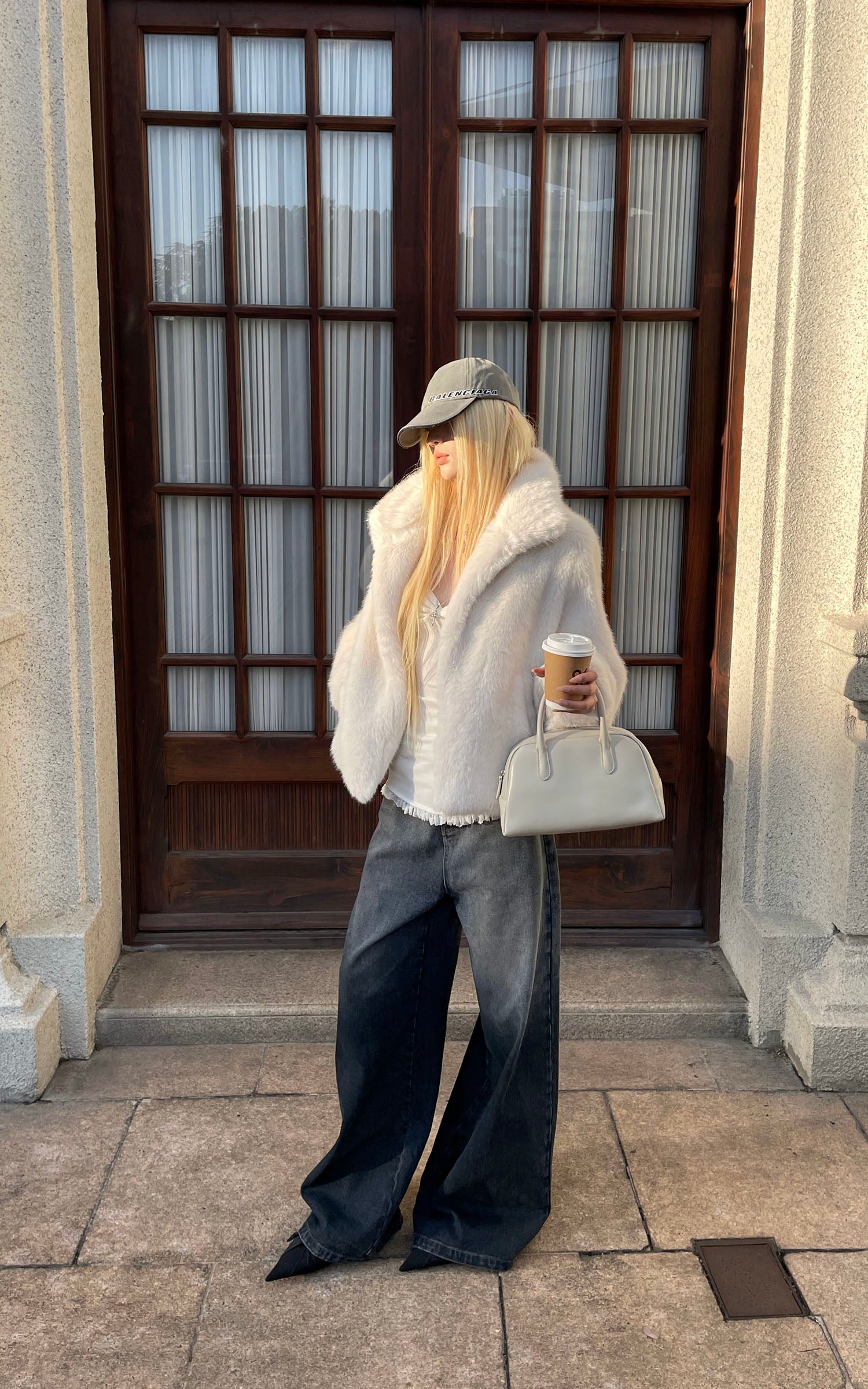 Rase le sol ドロップショルダーと隠しボタン留めのオーバーサイズフェイクファーコート