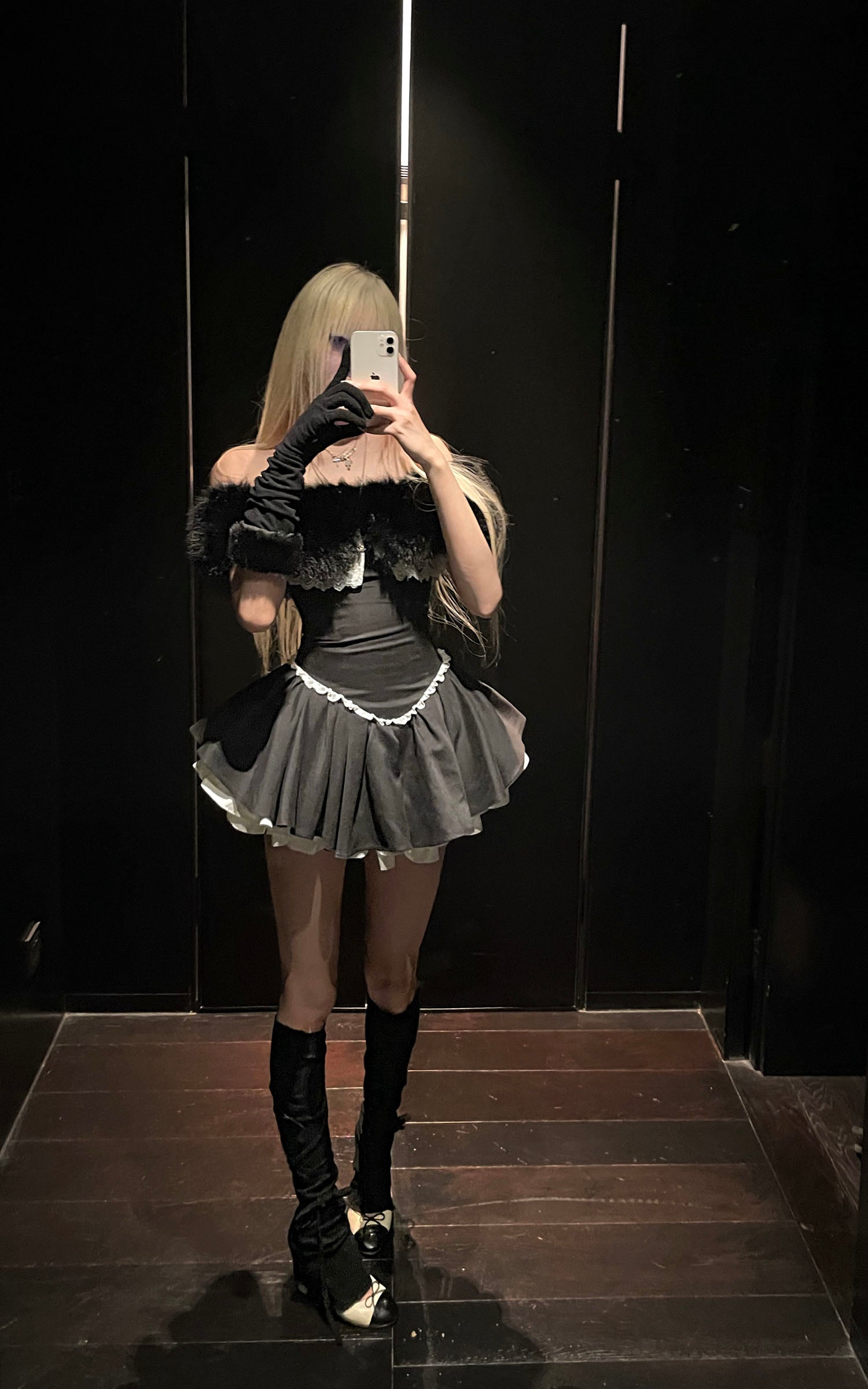 Rase le sol レーストリムとマッチンググローブ付きのベルベットフェイクファーオフショルダードレス