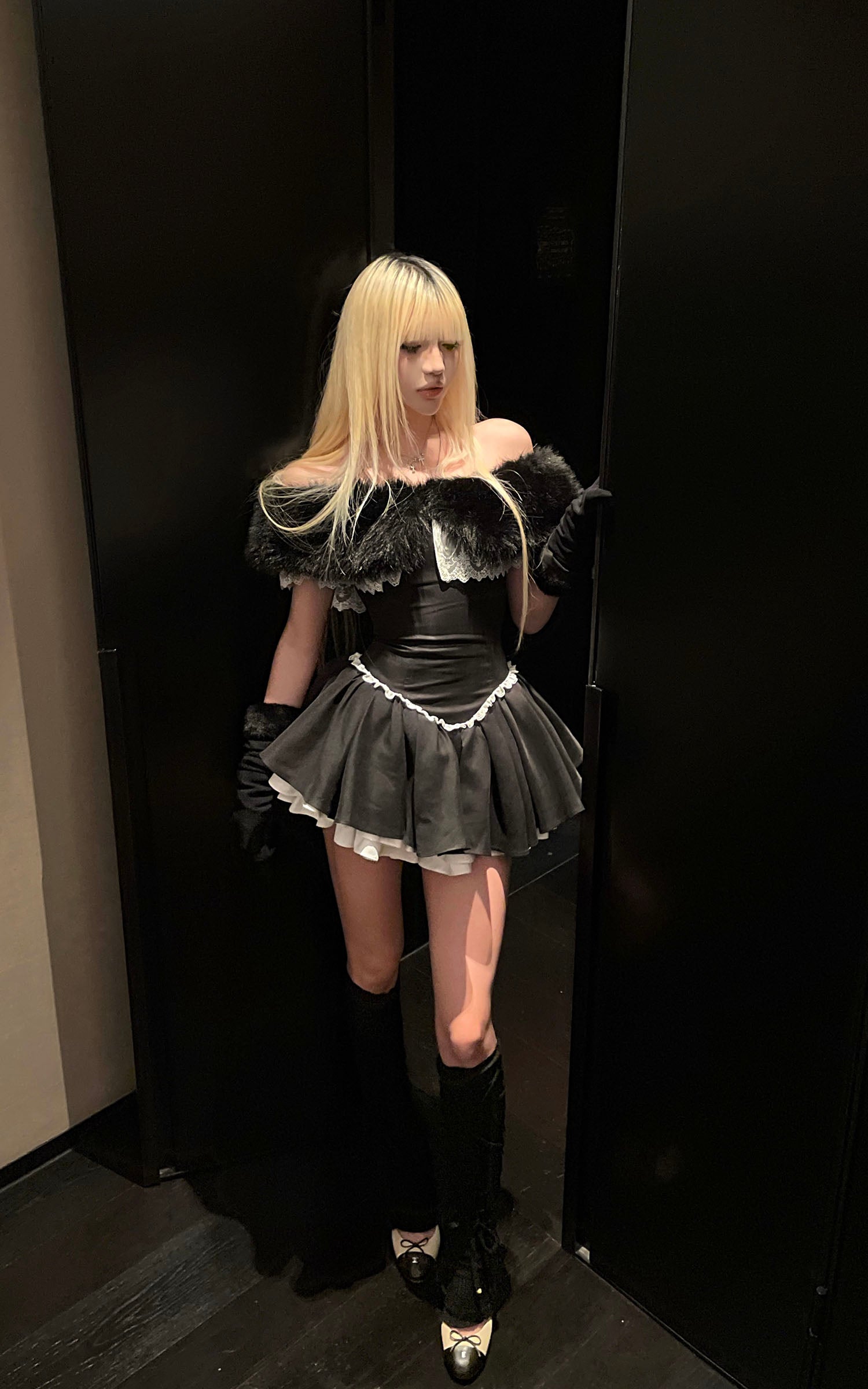 Rase le sol レーストリムとマッチンググローブ付きのベルベットフェイクファーオフショルダードレス