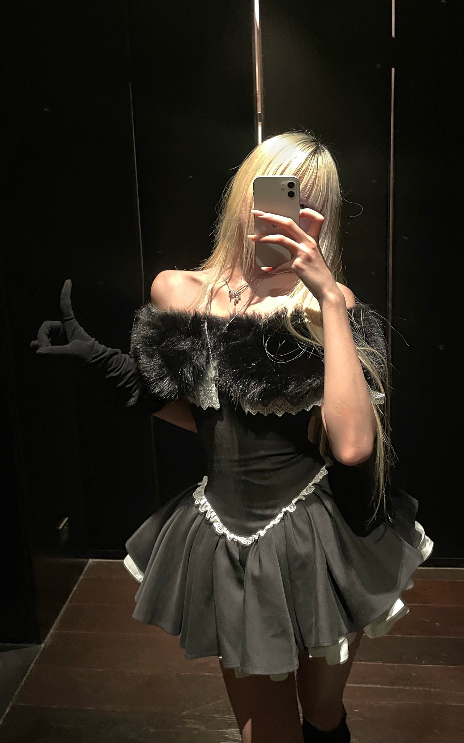 Rase le sol レーストリムとマッチンググローブ付きのベルベットフェイクファーオフショルダードレス