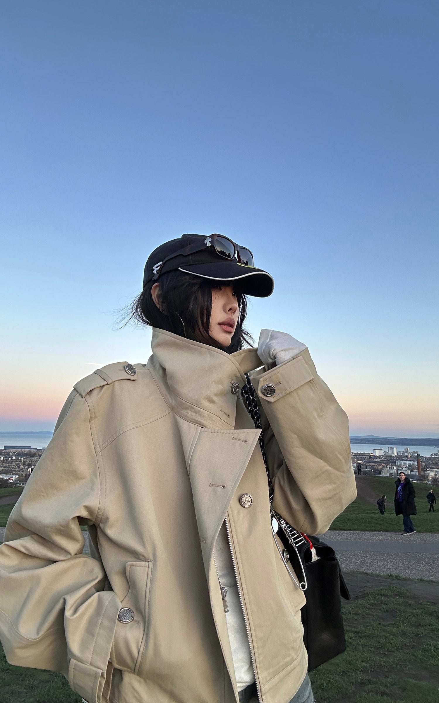 WARDEN EDGE アシンメトリッククロージャー付き構造的ハイカラートレンチジャケット