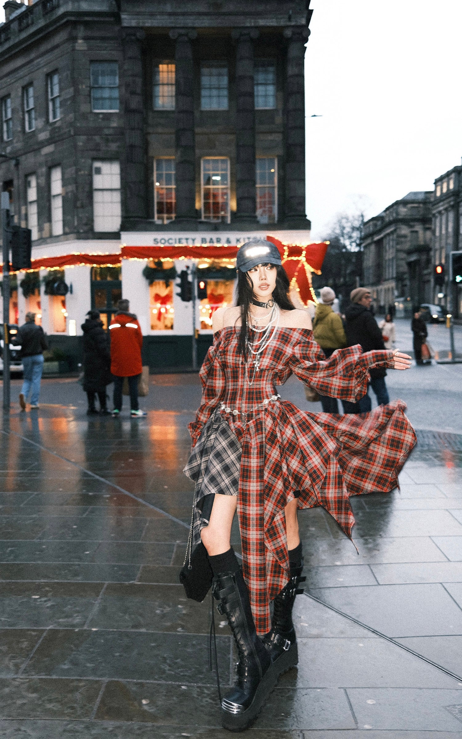 WARDEN EDGE ドレープパネル付きアシンメトリックチェックオフショルダードレス