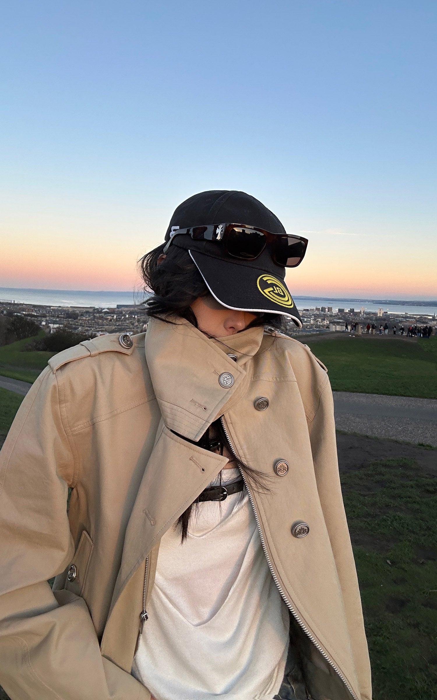 WARDEN EDGE アシンメトリッククロージャー付き構造的ハイカラートレンチジャケット