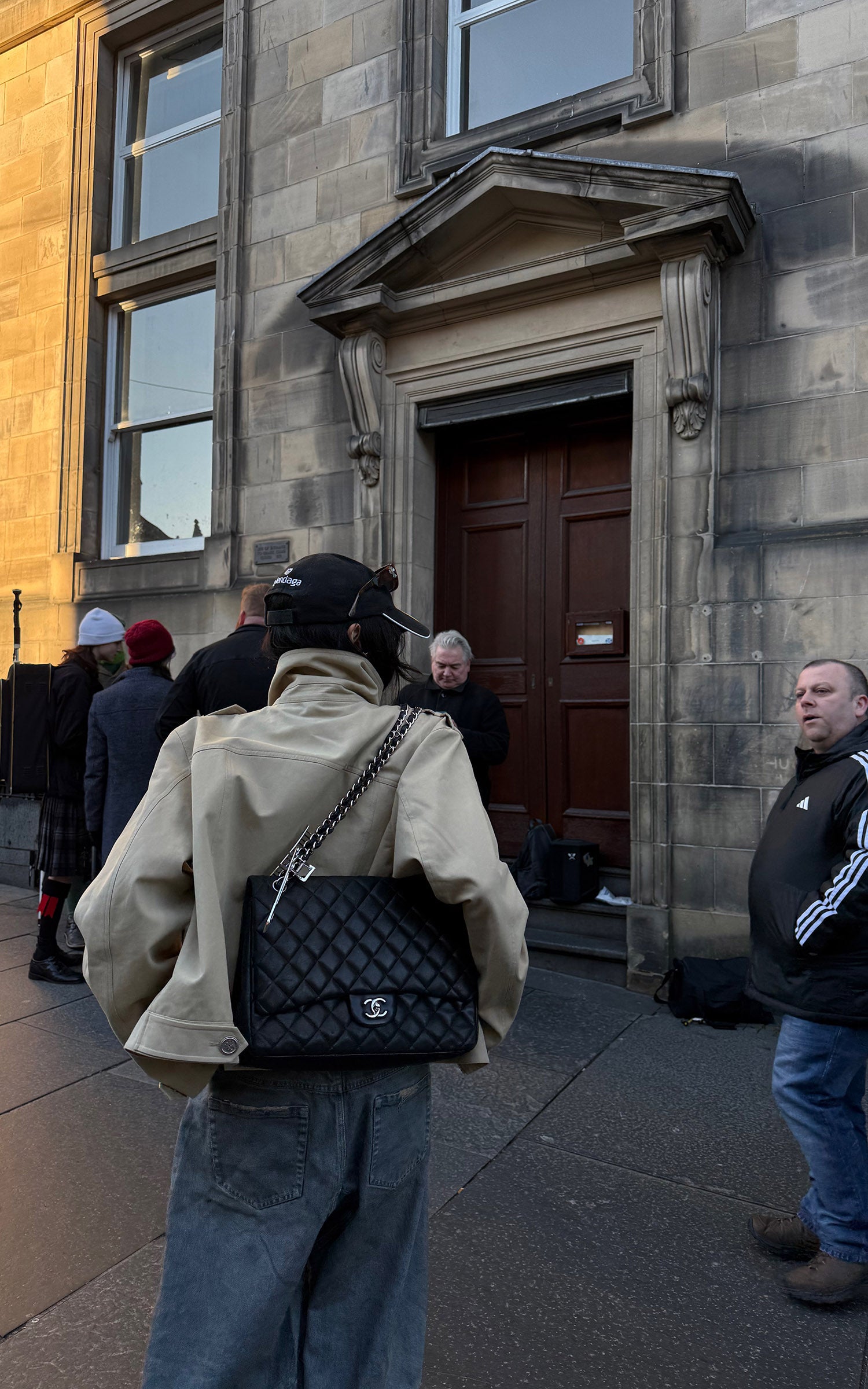 WARDEN EDGE アシンメトリッククロージャー付き構造的ハイカラートレンチジャケット