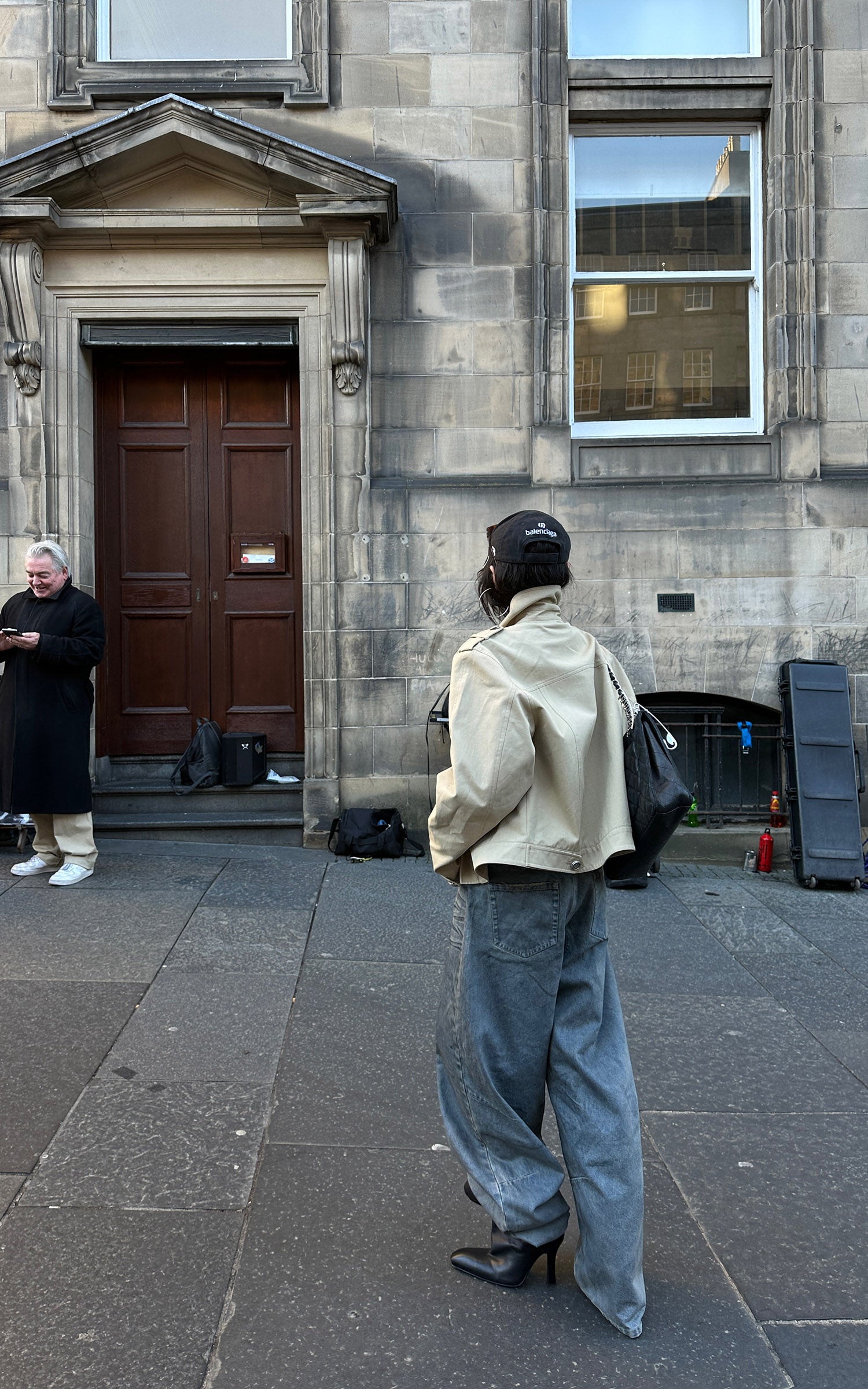 WARDEN EDGE アシンメトリッククロージャー付き構造的ハイカラートレンチジャケット