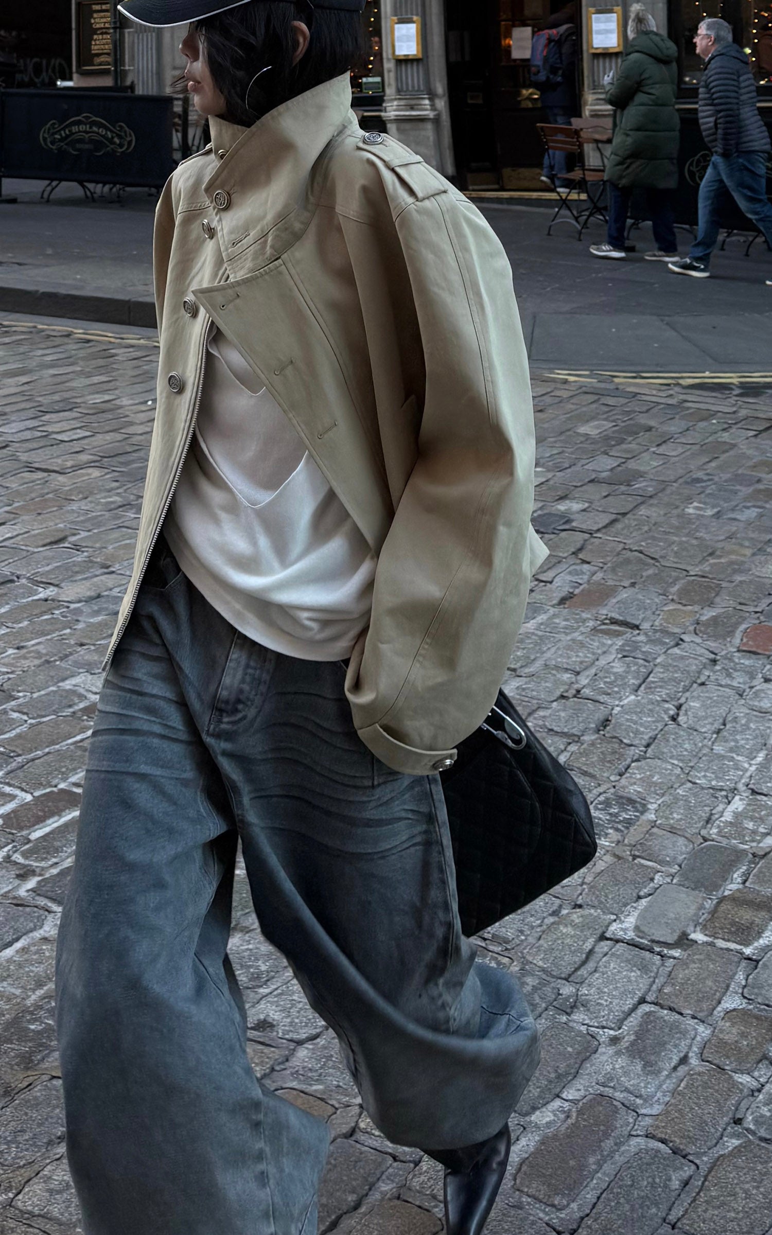 WARDEN EDGE アシンメトリッククロージャー付き構造的ハイカラートレンチジャケット