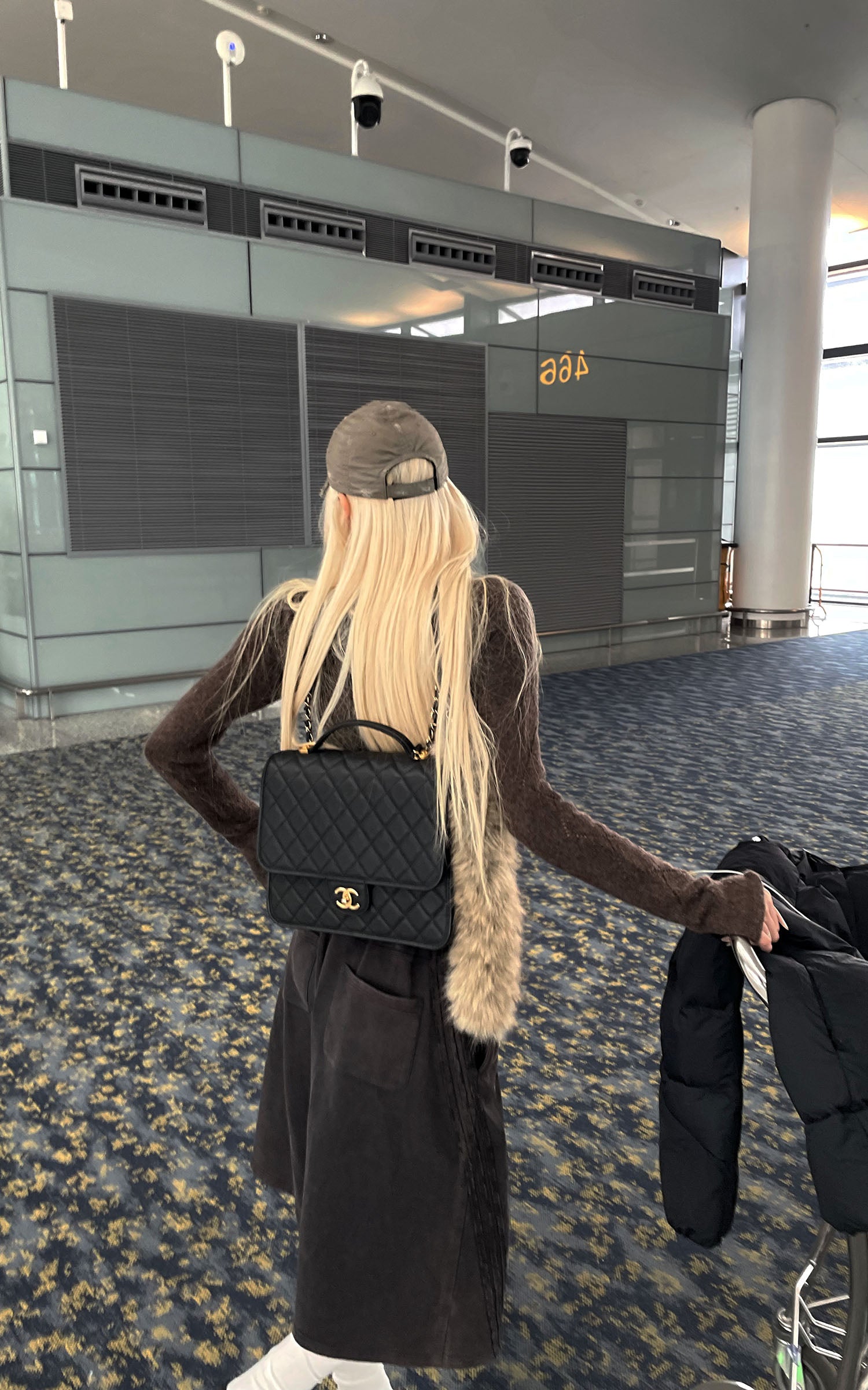 スリムフィット ダイヤ柄ボタン付きニットトップ