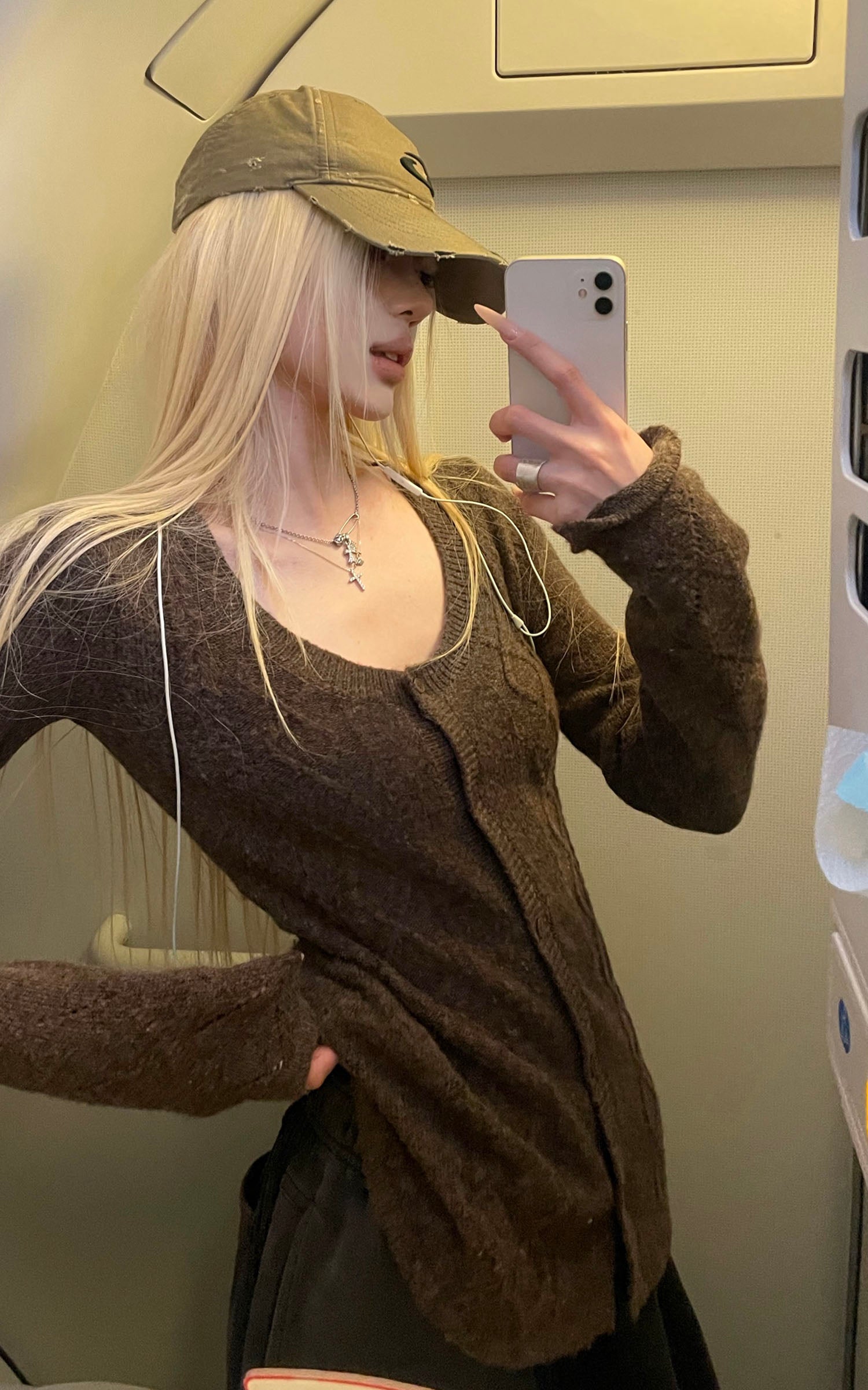 スリムフィット ダイヤ柄ボタン付きニットトップ