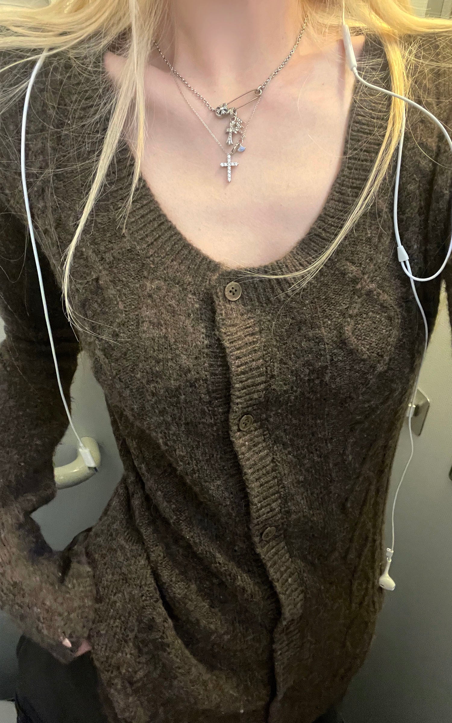 スリムフィット ダイヤ柄ボタン付きニットトップ