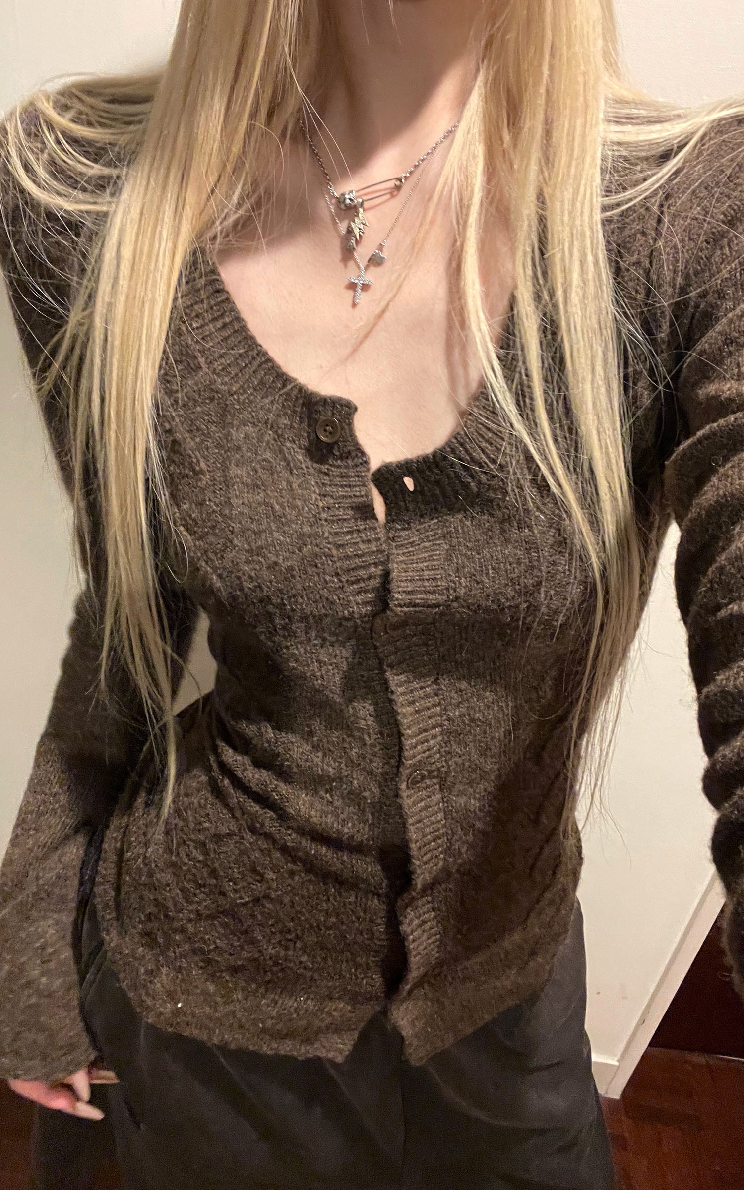 スリムフィット ダイヤ柄ボタン付きニットトップ