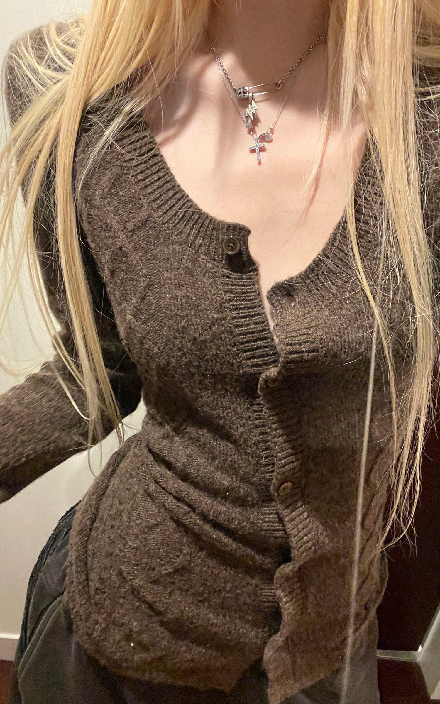 スリムフィット ダイヤ柄ボタン付きニットトップ