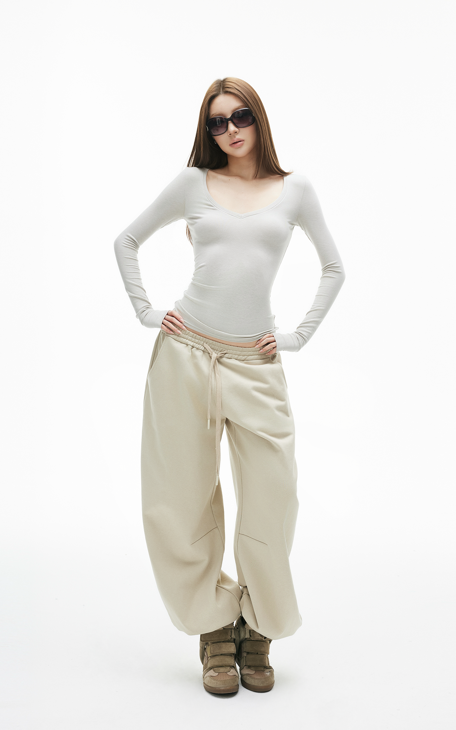 IAMXIAA フィットしたVネック長袖トップ