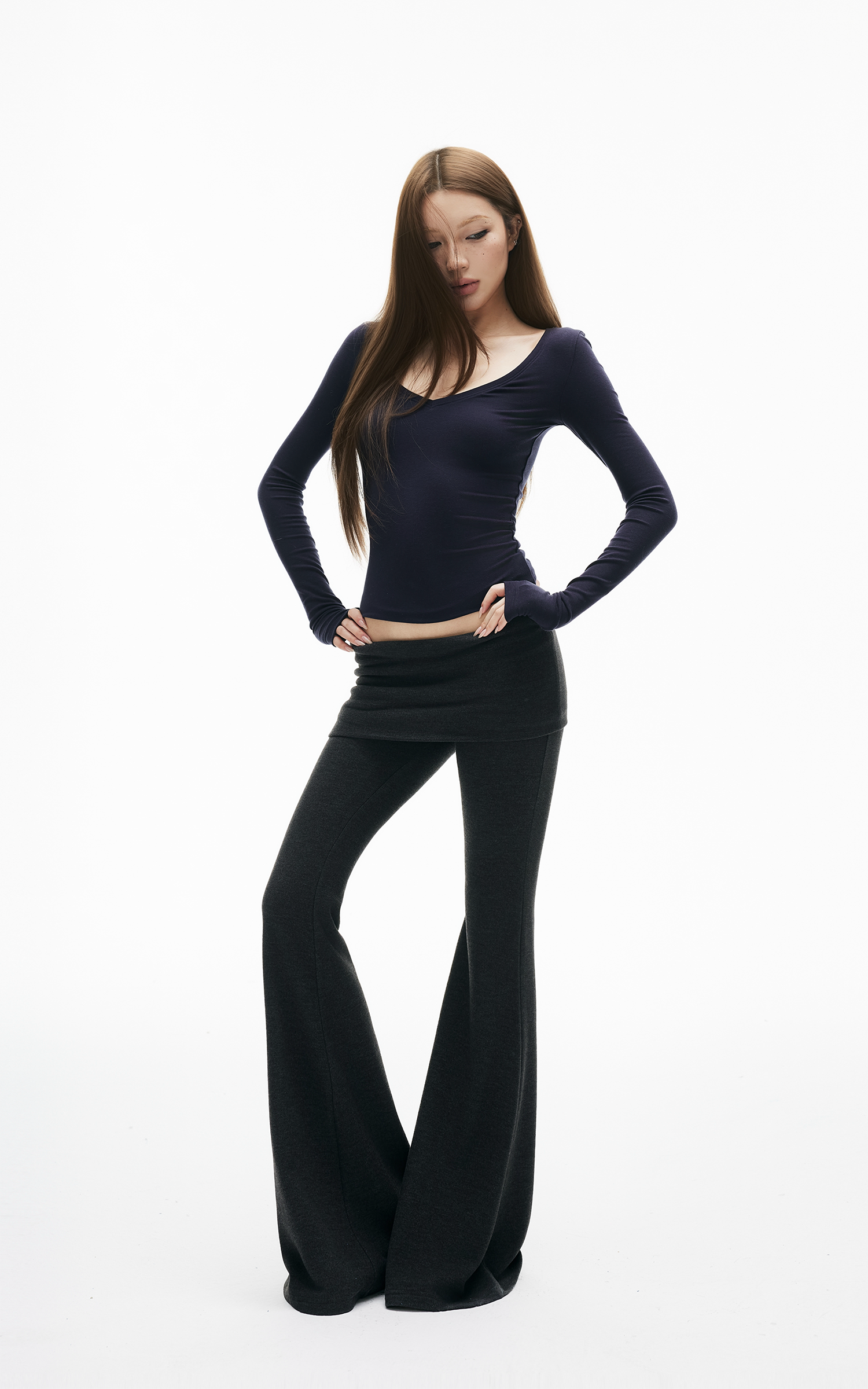 IAMXIAA フィットしたVネック長袖トップ